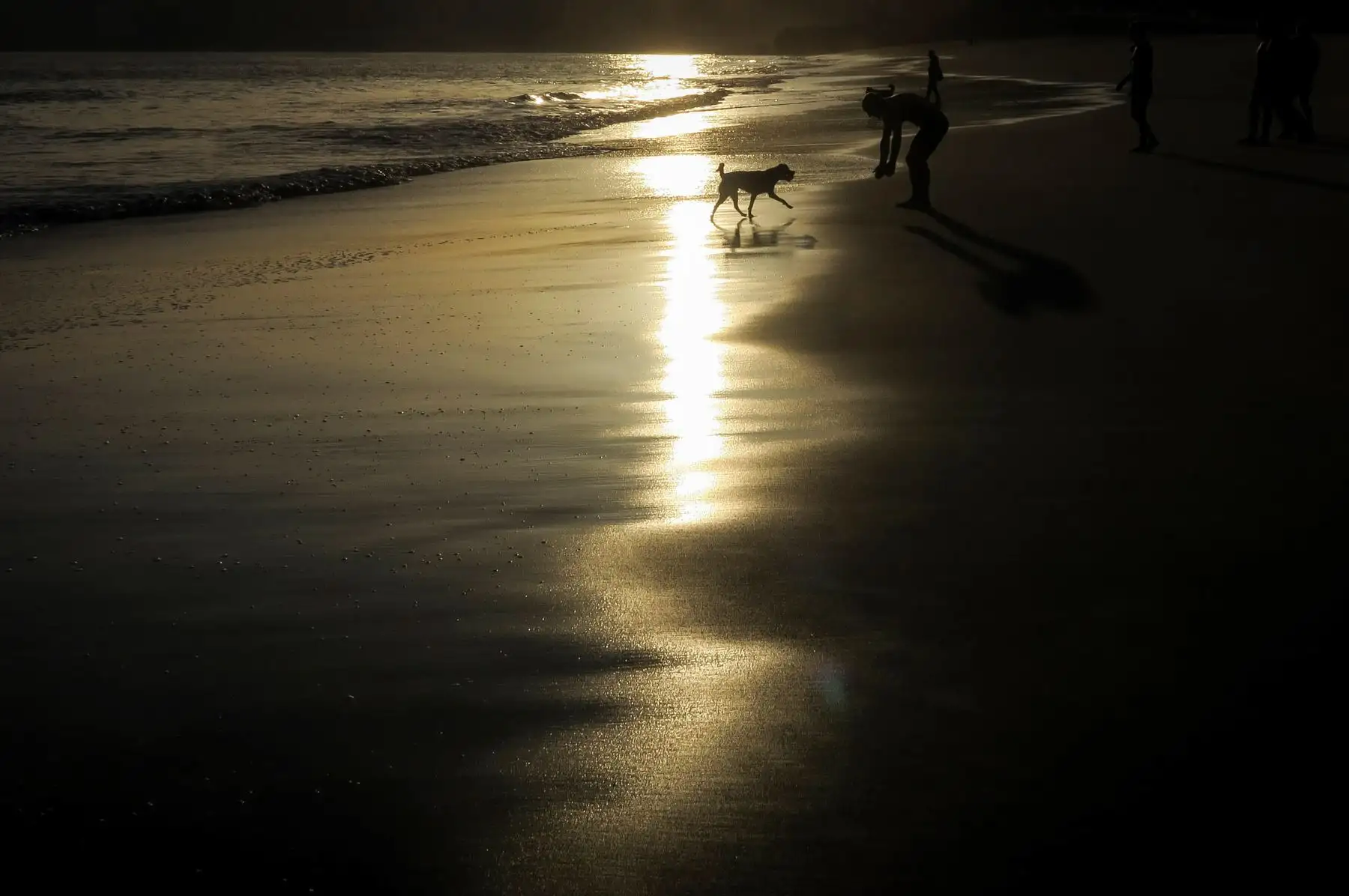Vista del amanecer en la playa de Ondarreta de San Sebastian. EFE