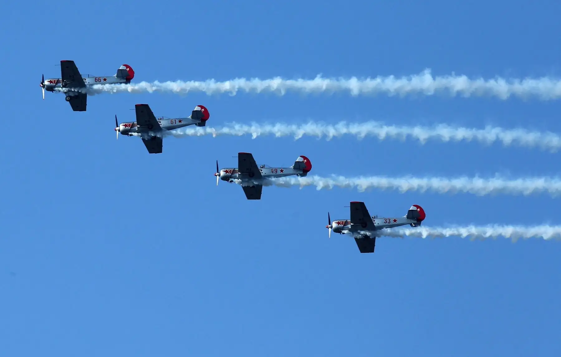 Varios aviones realizan maniobras aéreas durante la segunda jornada  de la feria Aero India,  en Bangalore (India). EFE