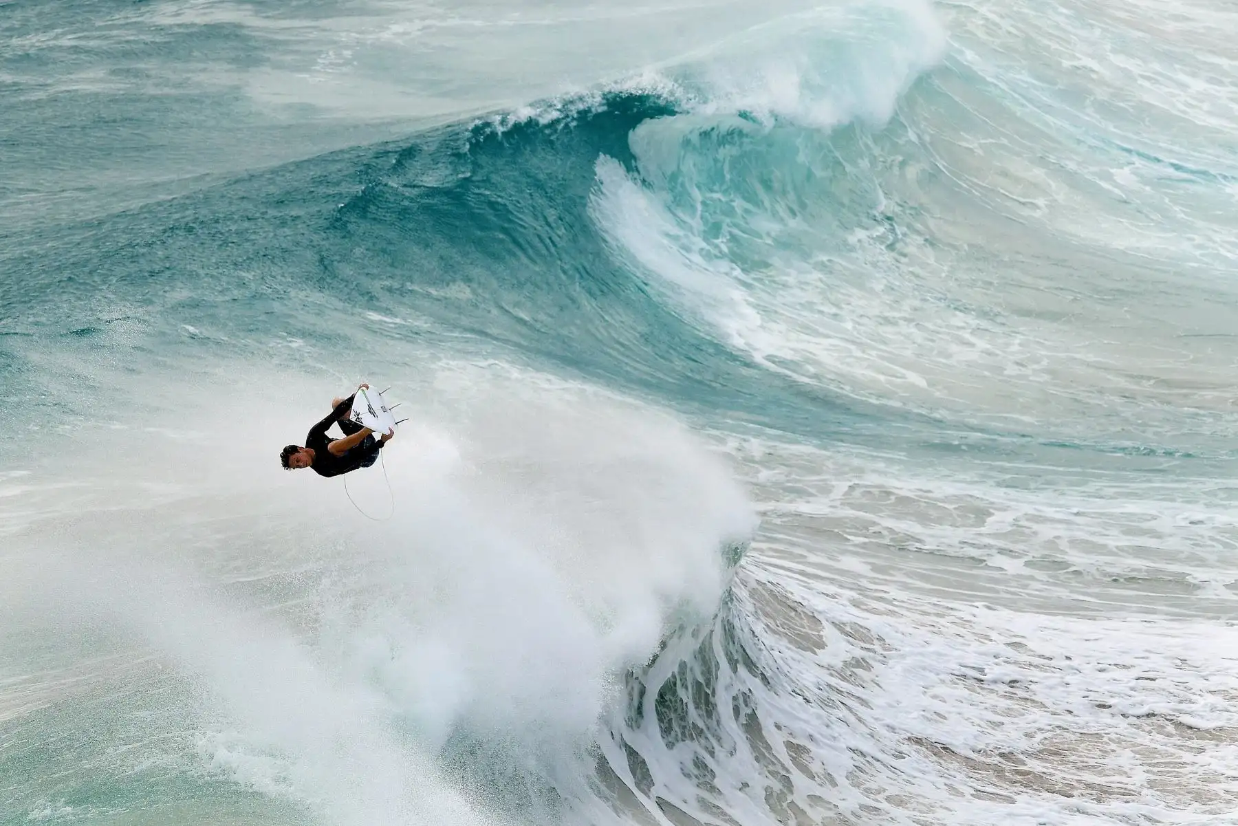Surfistas atrapan olas en Snapper Rocks en Gold Coast, Queensland, Australia. En los próximos días, grandes oleadas y mareas altas arremeterán las playas del sureste de Queensland mientras el ciclón Oma avanza hacia la costa de los estados. EFE