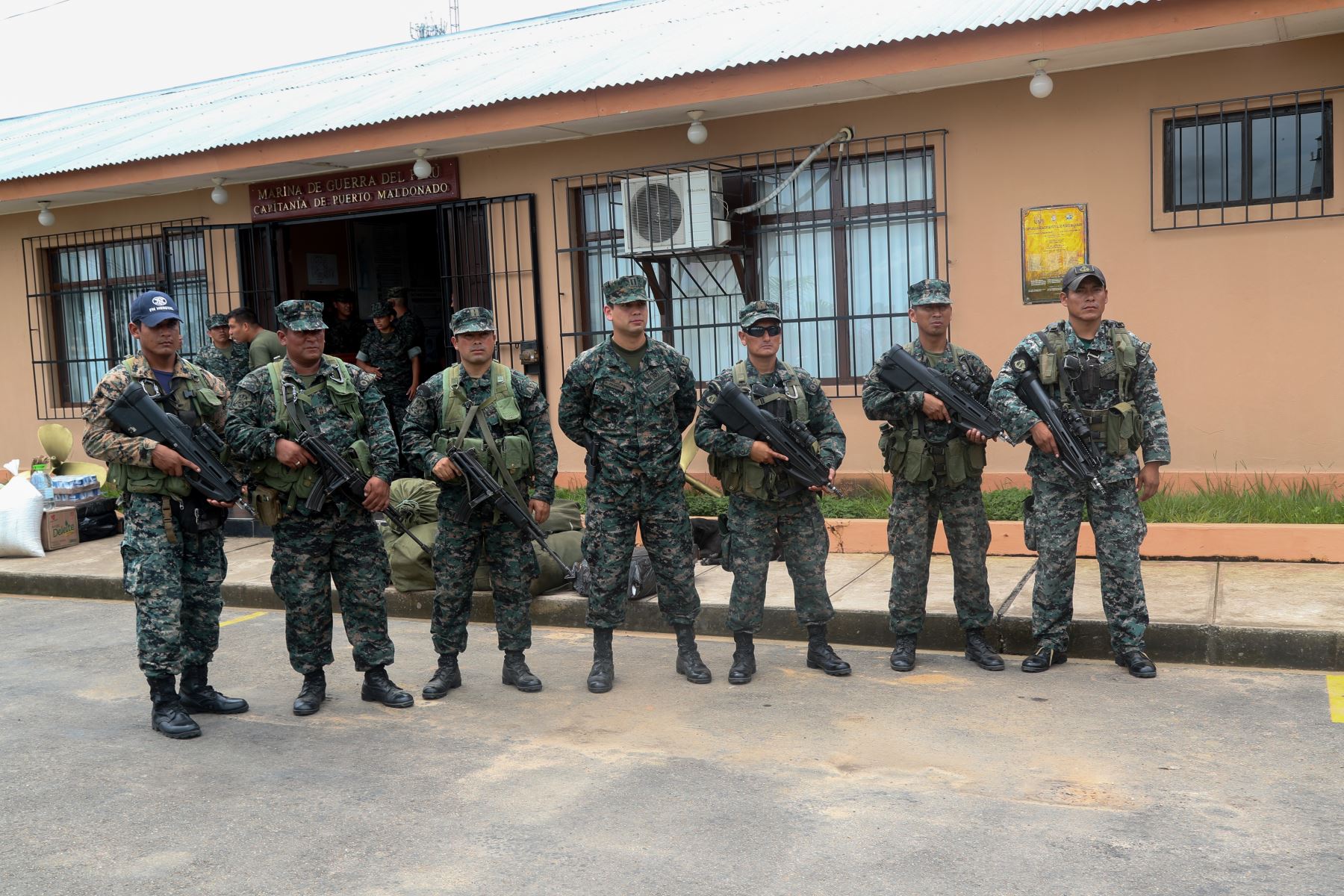 Policías y miembros de la Fuerzas Especiales de la Marina de Guerra refuerzan seguridad para erradicar minería ilegal en zona de amortiguamiento de Tambopata, en Madre de Dios. ANDINA/Difusión