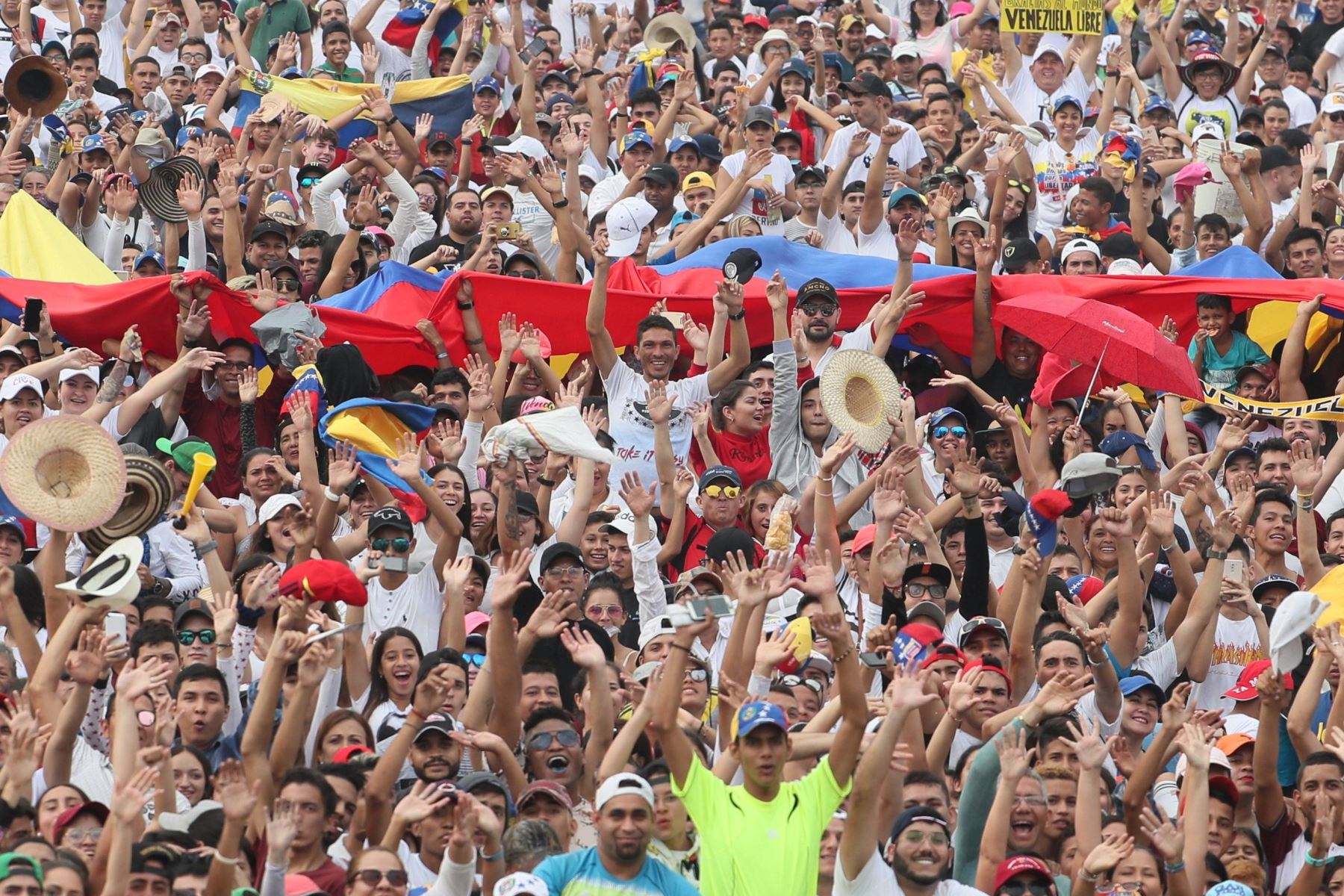 Miles de personas comienzan a llegar para asistir al concierto Venezuela Aid Live este viernes, en Cúcuta (Colombia). Foto: EFE