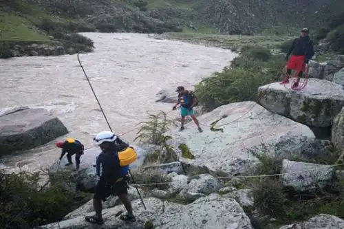 Equipos especiales buscan a los desaparecidos en río Velille, en Cusco. ANDINA/Difusión