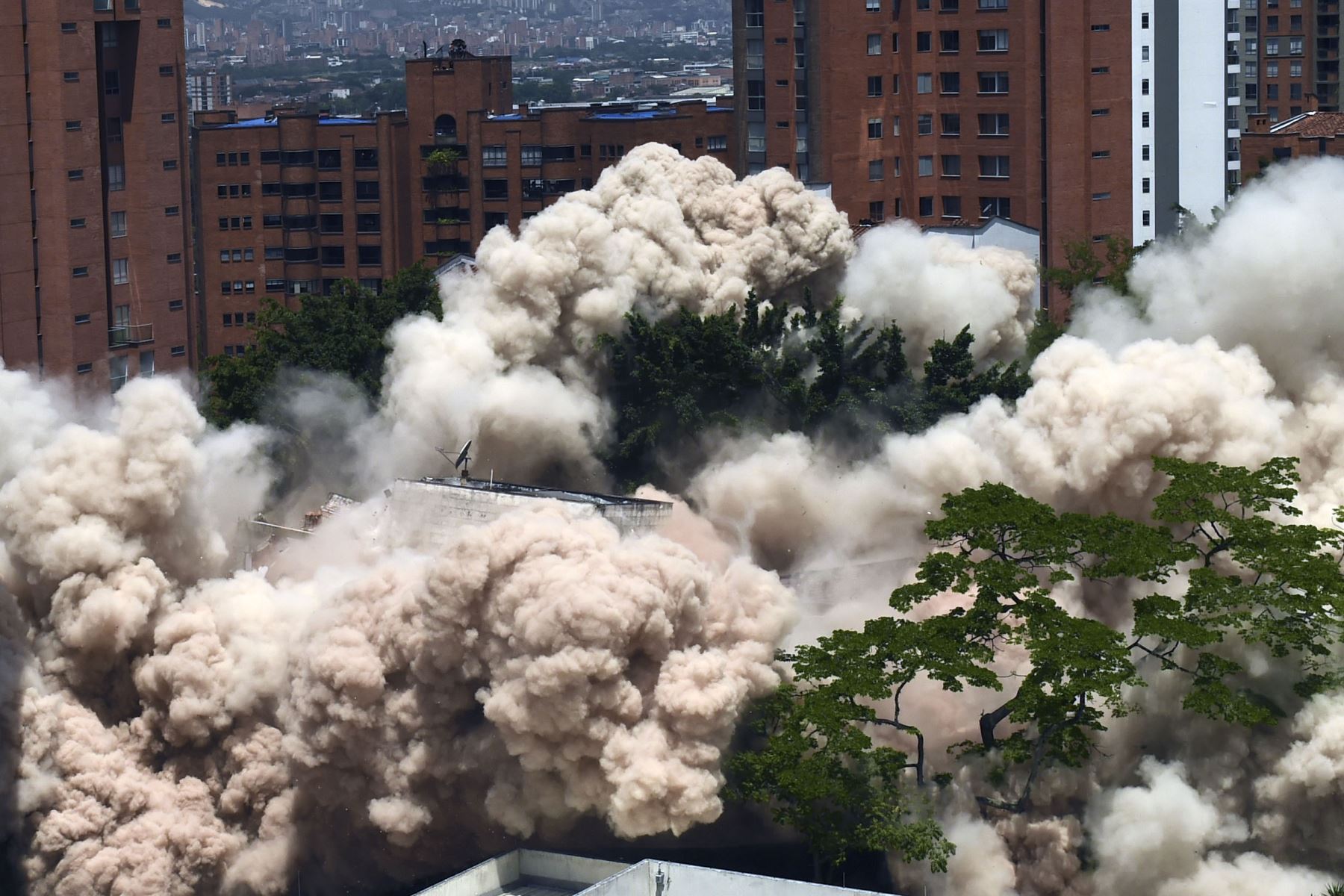 Una nube de polvo envuelve el área durante la demolición del edificio de Mónaco, que fue el hogar del narcotraficante colombiano Pablo Escobar en Medellín Foto: AFP