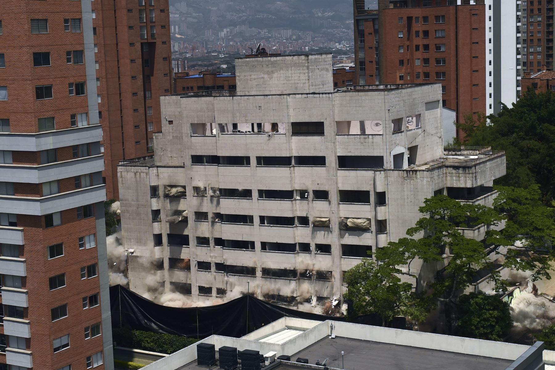 el edificio de Mónaco, que fue el hogar del narcotraficante colombiano Pablo Escobar, fue demolido en Medellín, Colombia, el 22 de febrero de 2019. Foto: AFP