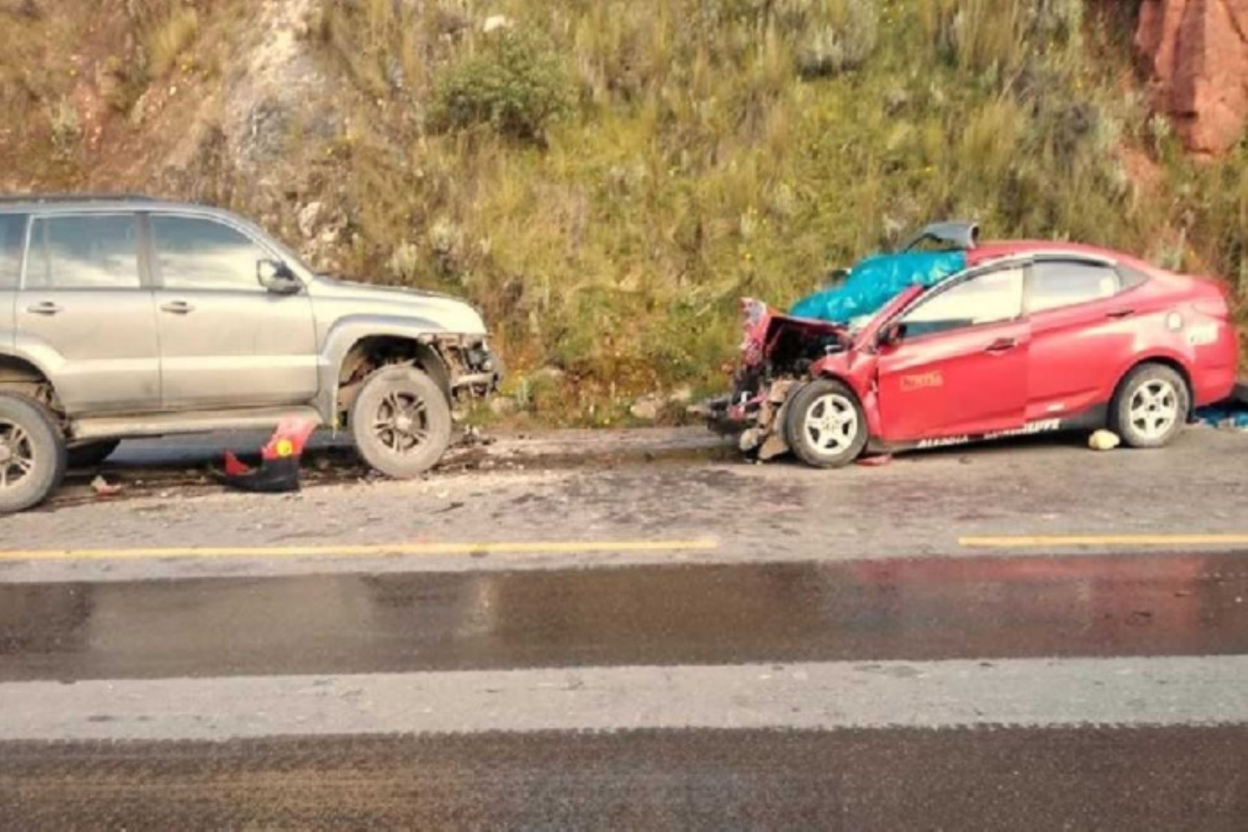 El choque frontal entre una camioneta y un auto, ocurrido en la Carretera Central, tramo Pasco – Huánuco, a la altura del kilómetro 138 +950 cerca al túnel de Pariamarca, dejó como saldo dos muertos y cuatro heridos.