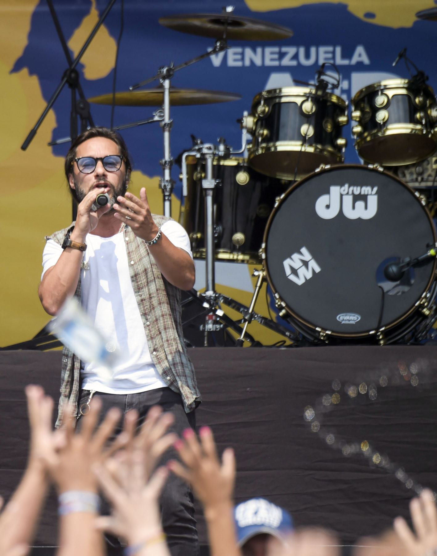 El cantante argentino Diego Torres, actúa durante el concierto "Venezuela Aid Live", organizado para recaudar fondos para el esfuerzo de ayuda venezolano en el Puente Internacional Tienditas en Cucuta, Colombia. AFP