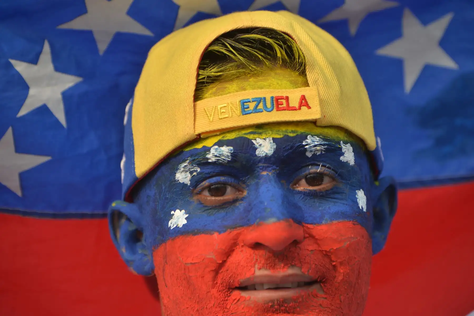 La gente espera el inicio del concierto "Venezuela Aid Live", organizado por el multimillonario británico Richard Branson para recaudar fondos para el esfuerzo de ayuda venezolano en el Puente Internacional Tienditas en Cúcuta, Colombia. AFP