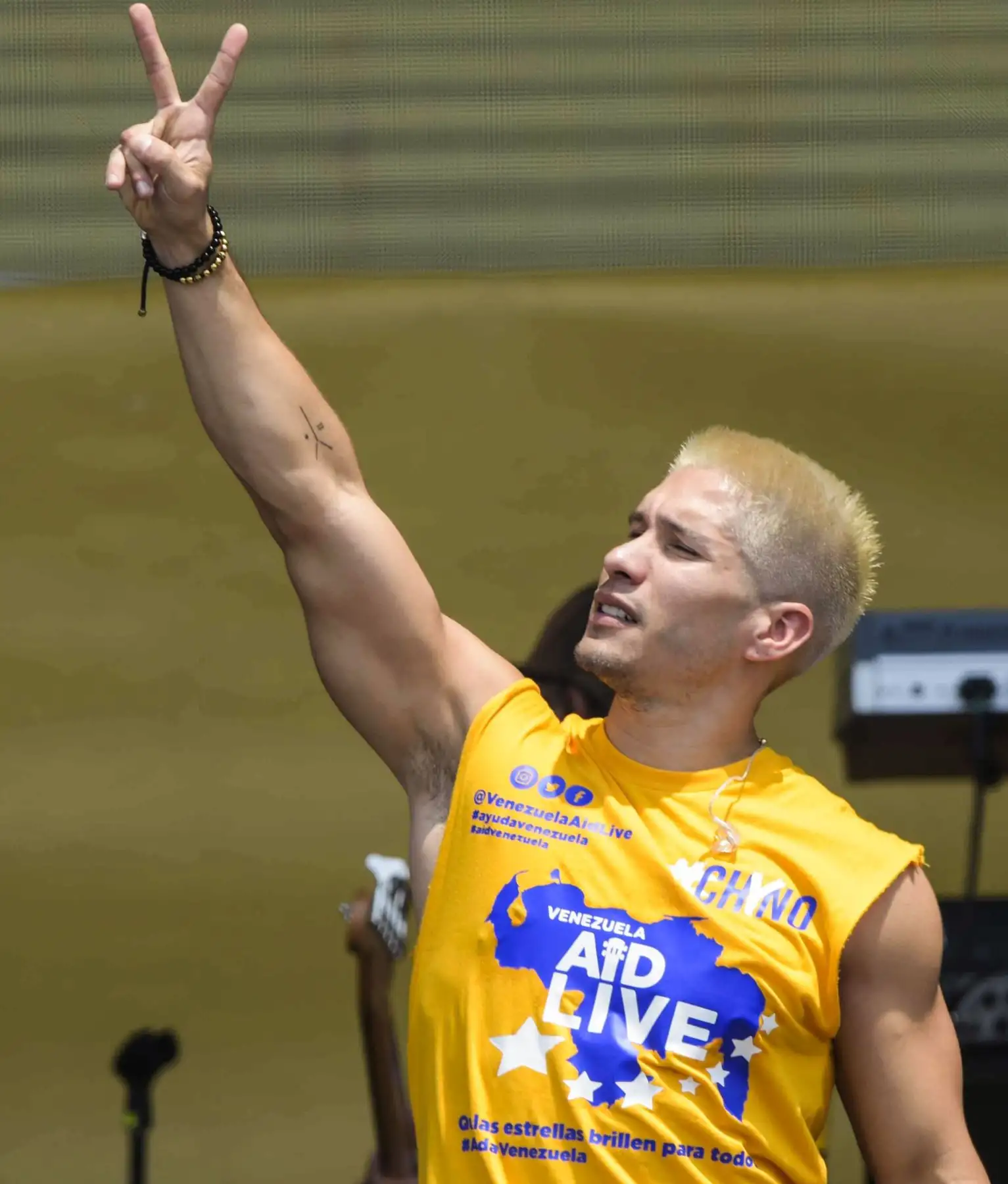 El cantante venezolano "Chyno" muestra el simbolo en V durante su actuación en el concierto "Venezuela Aid Live", organizado para recaudar fondos para el esfuerzo de ayuda de Venezuela en el Puente Internacional Tienditas en Cúcuta, Colombia. AFP