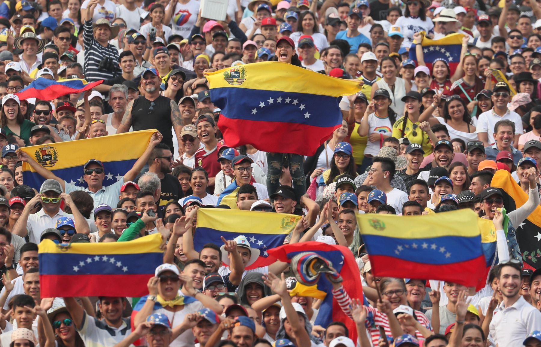 Cientos de personas comienzan a llegar para asistir al concierto Venezuela Aid Live este viernes, en Cúcuta (Colombia). EFE