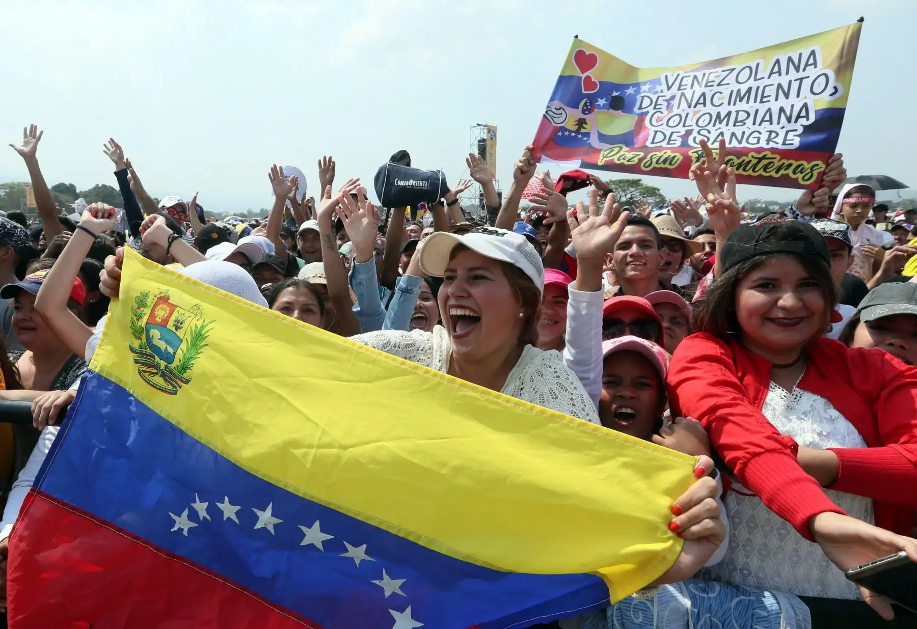 Disfrutan del concierto Venezuela Aid Live este viernes, en el puente fronterizo de Tienditas, en Cúcuta (Colombia). EFE