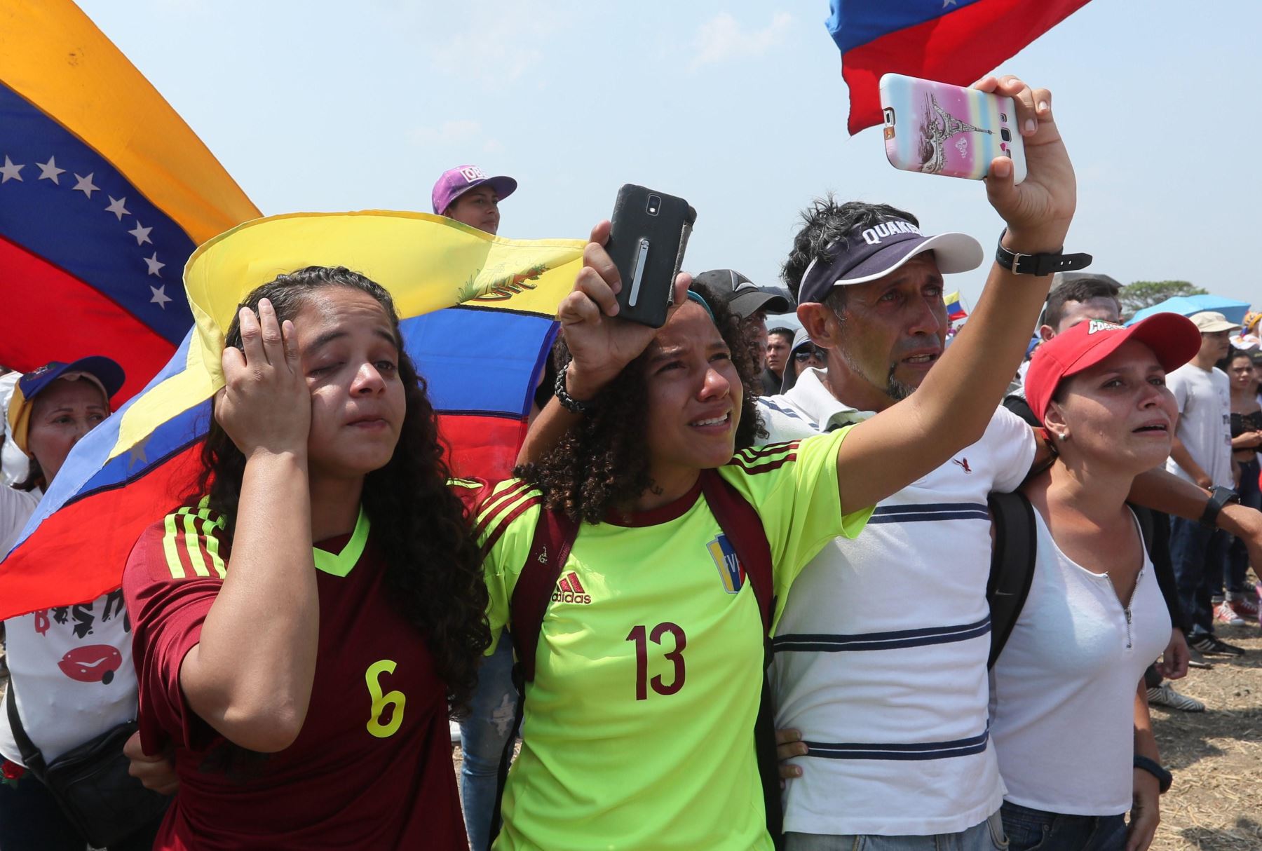 Venezolanos se emocionan al  entonar su himno nacional durante el concierto 