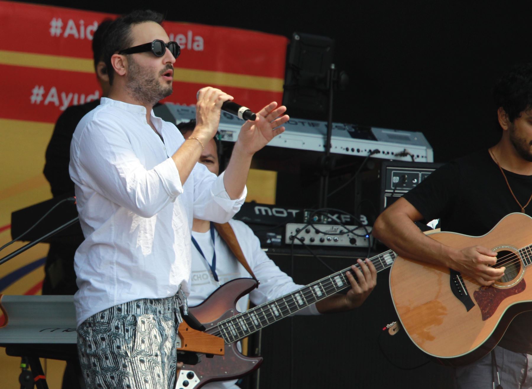 El cantante mexicano Jesús Navarro actúa durante el concierto Venezuela Aid Live. Foto: EFE