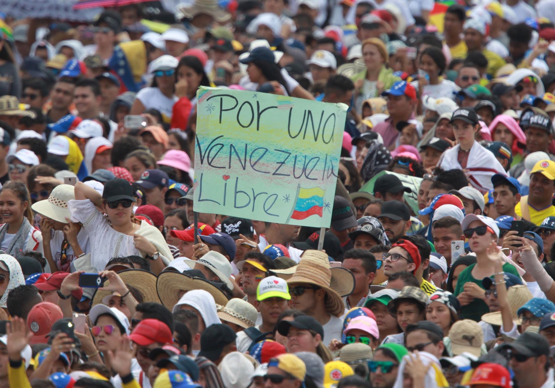 Cientos de personas asisten al concierto Venezuela Aid Live. EFE