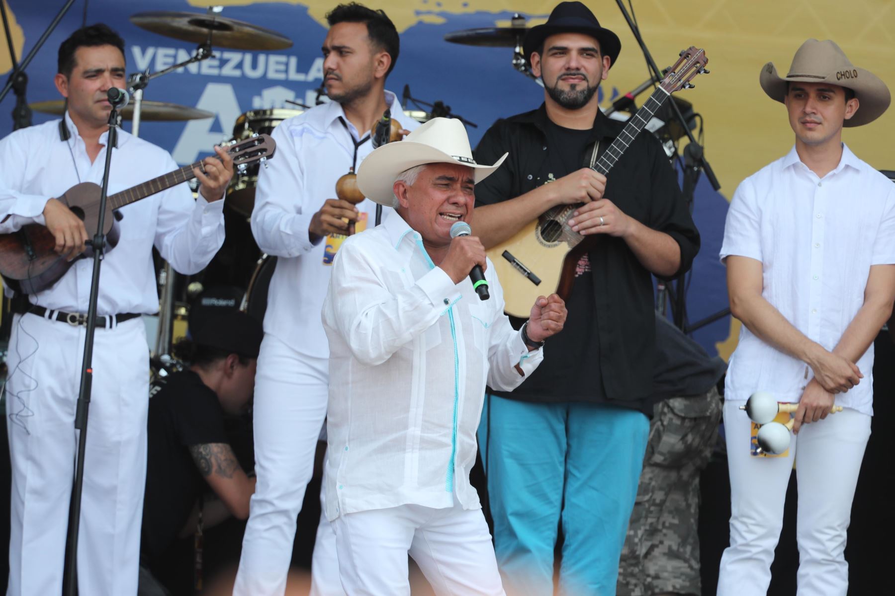 El cantautor venezolano Reynaldo Armas  durante el concierto Venezuela Aid Live. EFE