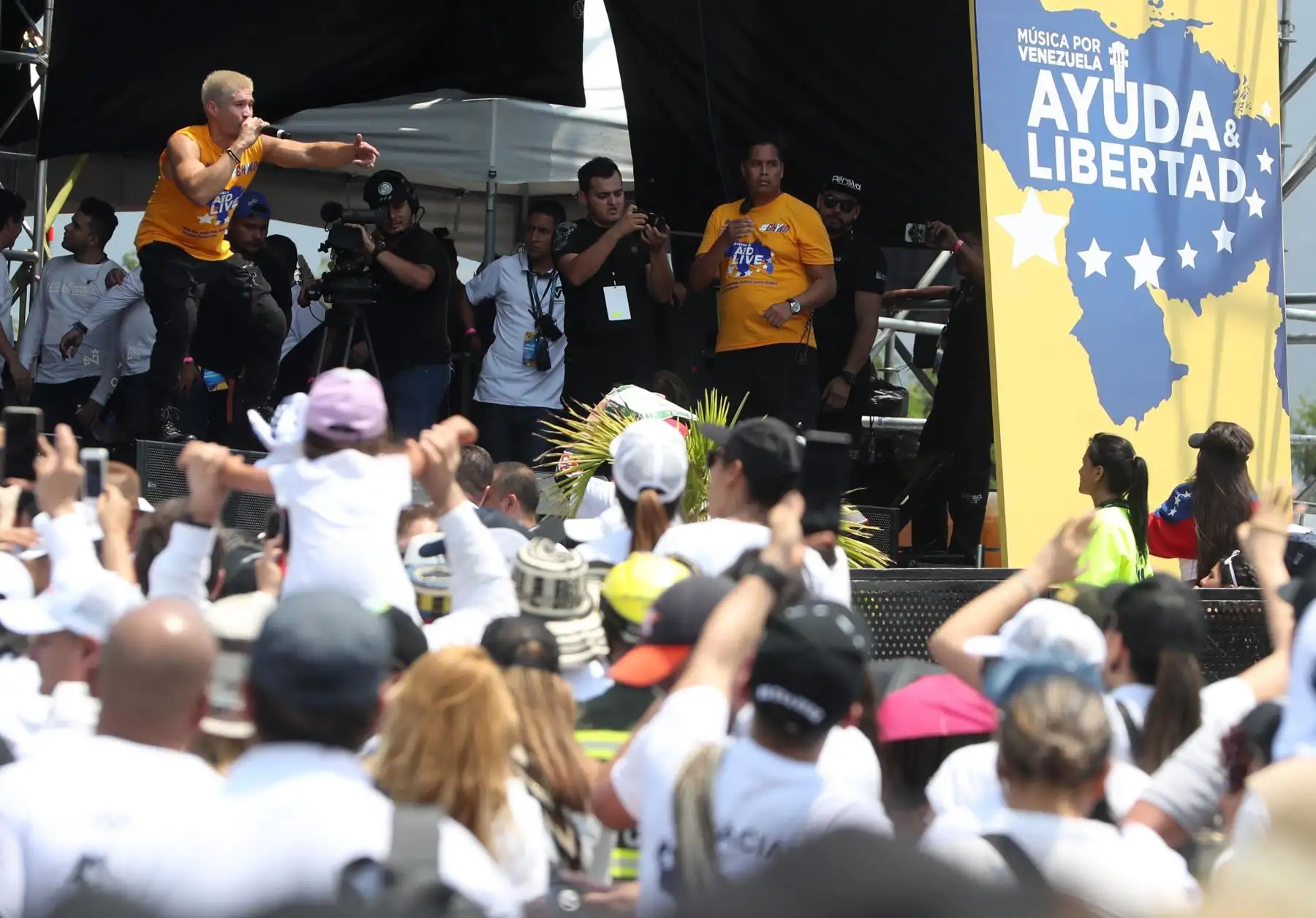 El cantante venezolano Chyno Miranda (i) act˙a durante el concierto Venezuela Aid Live. EFE