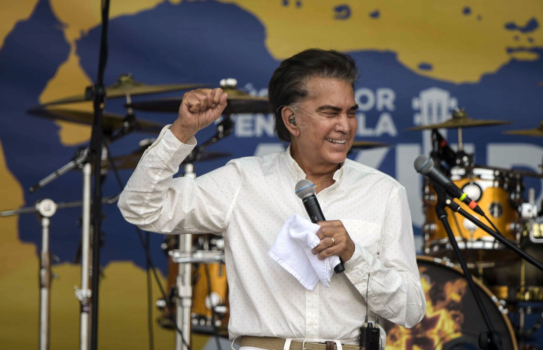 José Luis Rodríguez "El Puma", se presenta durante el concierto "Venezuela Aid Live", organizado para recaudar fondos para el esfuerzo de ayuda de Venezuela en el Puente Internacional Tienditas en Cúcuta, Colombia, el 22 de febrero de 2019. Foto: AFP