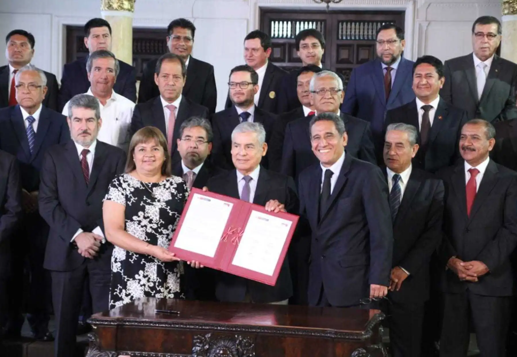 En el marco del décimo Gore Ejecutivo, la ministra de Salud, Zulema Tomás, junto a 25 gobernadores regionales, se comprometieron a realizar esfuerzos necesarios para mejorar la salud de todos los peruanos mediante la firma de un acuerdo intergubernamental con miras al Bicentenario.