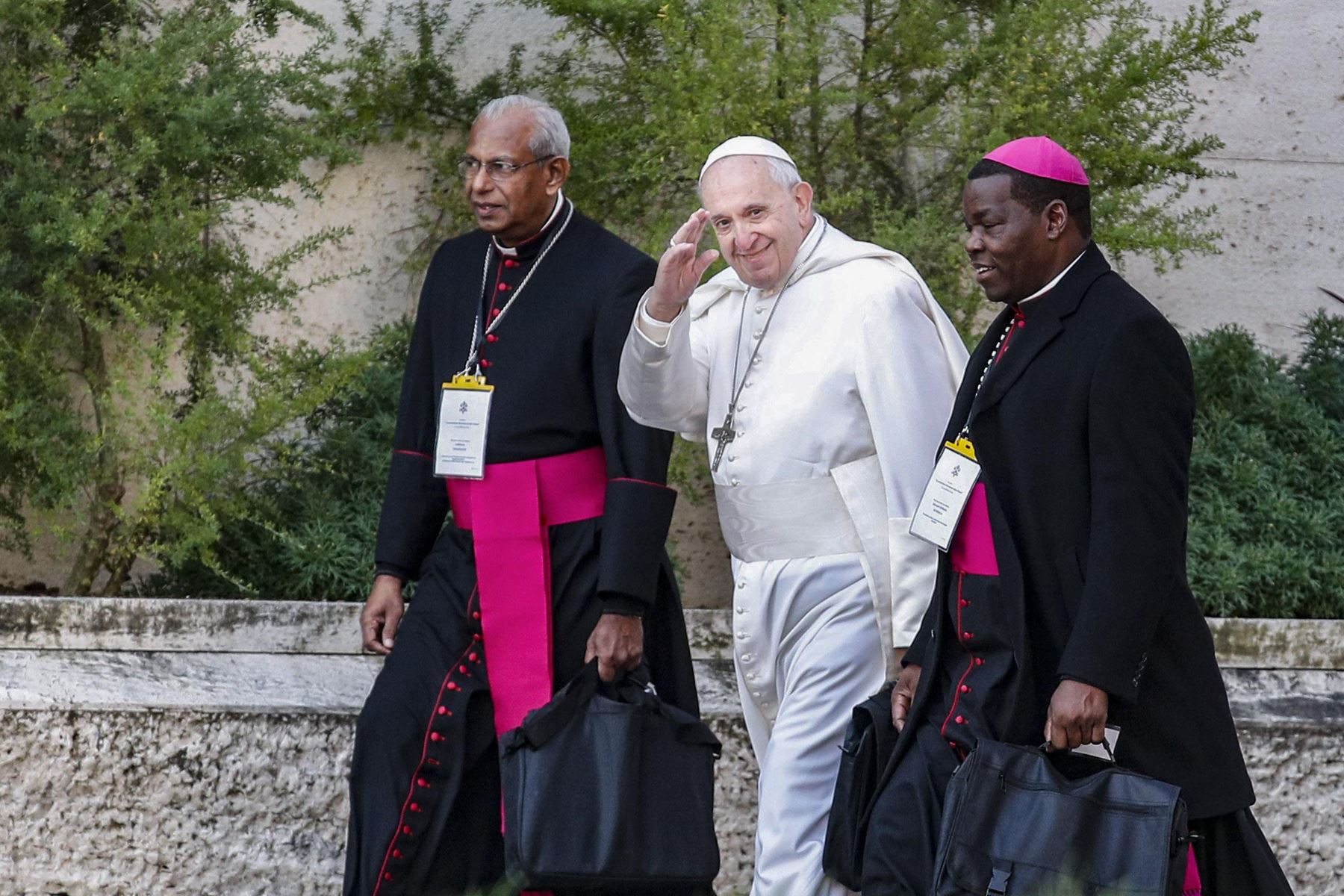 El Papa Francisco saluda cuando llega el segundo día de la cumbre mundial de protección infantil sobre la crisis de abuso sexual dentro de la Iglesia Católica Foto: AFP