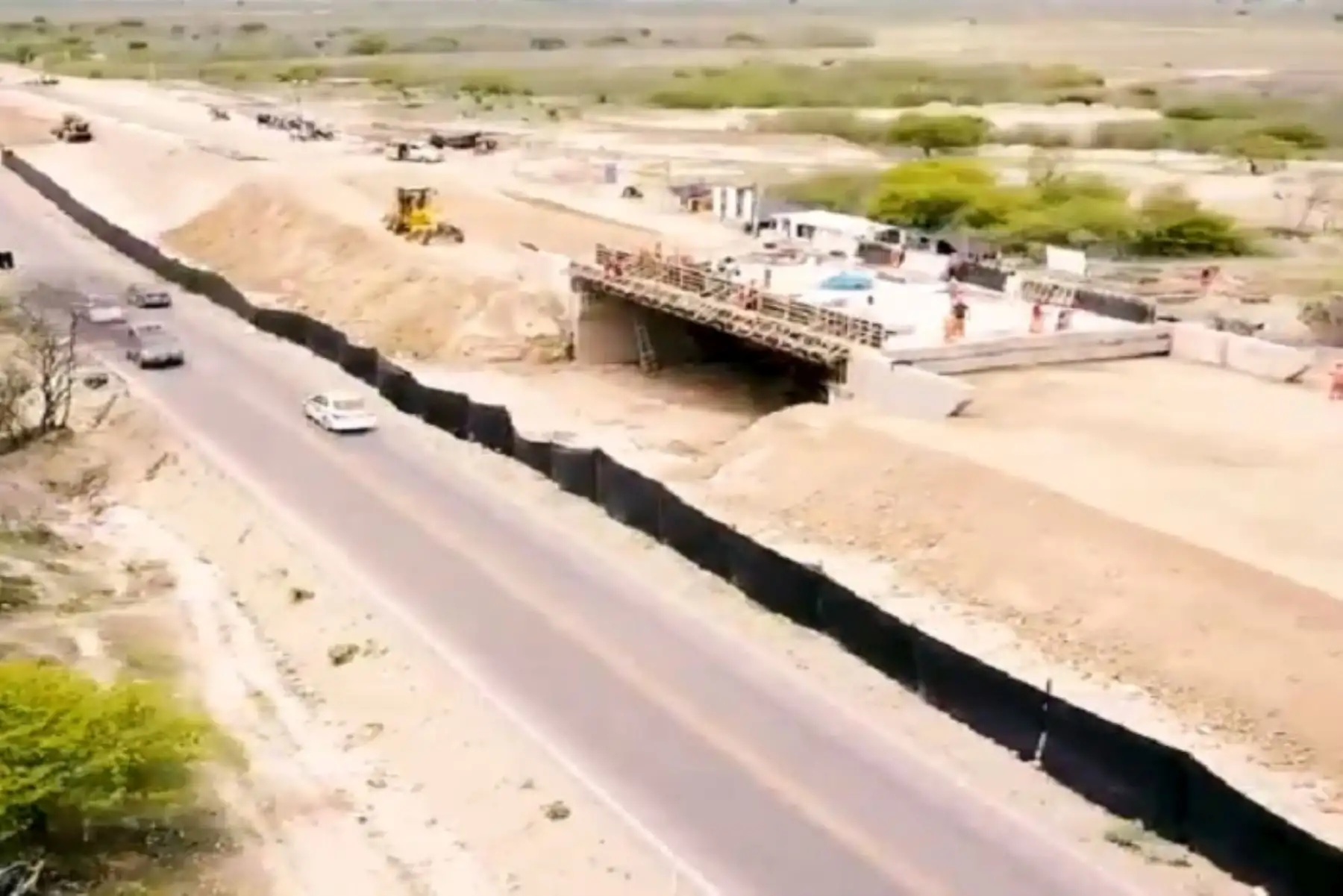 En 90 días la Autoridad para la Reconstrucción con Cambios (ARCC) estaría culminando 7 de los 10 puentes que se construirán dentro de la región Tumbes, con una inversión superior a los 60 millones de soles, para garantizar en el caso de intensas lluvias que el tránsito de carga pesada y particular no se interrumpa, la seguridad de las personas y el normal desarrollo de las actividades.