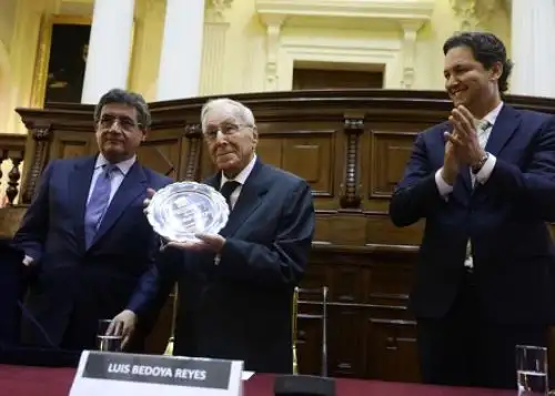 Congreso rindió homenaje a Luis Bedoya Reyes.