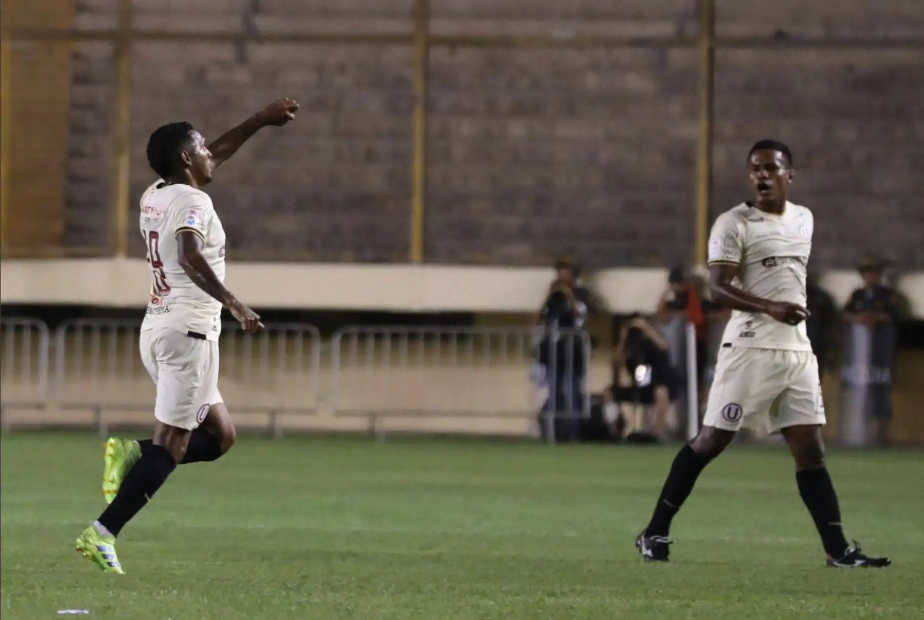 Universitario se impuso 3-1 a Pirata FC,en 
emotivo encuentro en estadio Monumental de Ate.Foto: ANDINA/Twitter Universitario