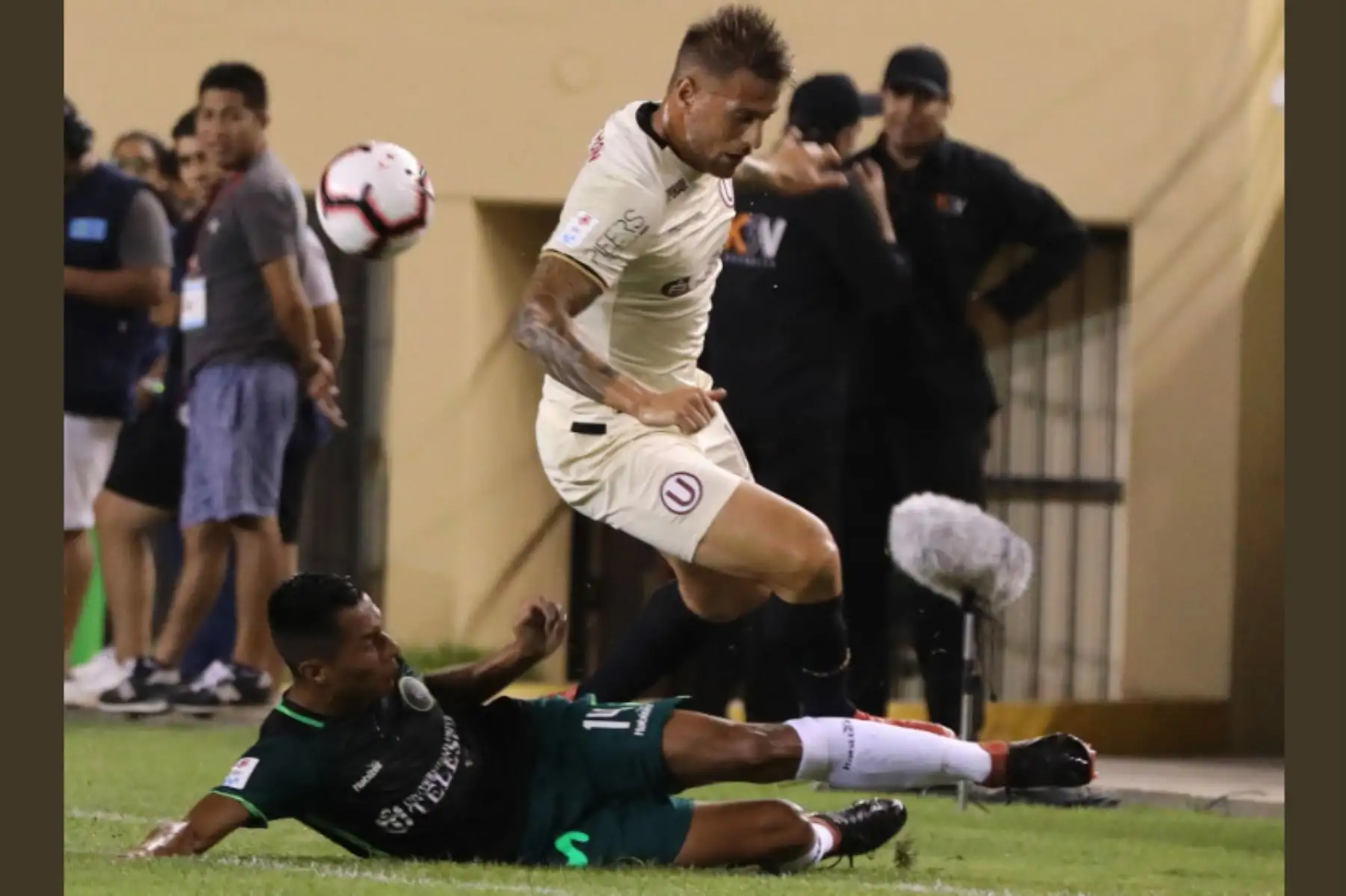 Universitario se impuso 3-1 a Pirata FC,en 
emotivo encuentro en estadio Monumental de Ate.Foto: ANDINA/Twitter Universitario