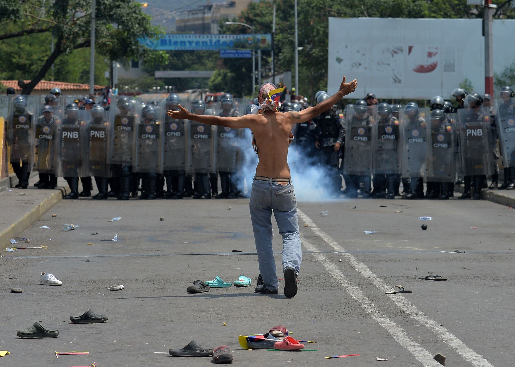 Disturbios sacuden a Venezuela en intento de ingreso de ayuda internacional.