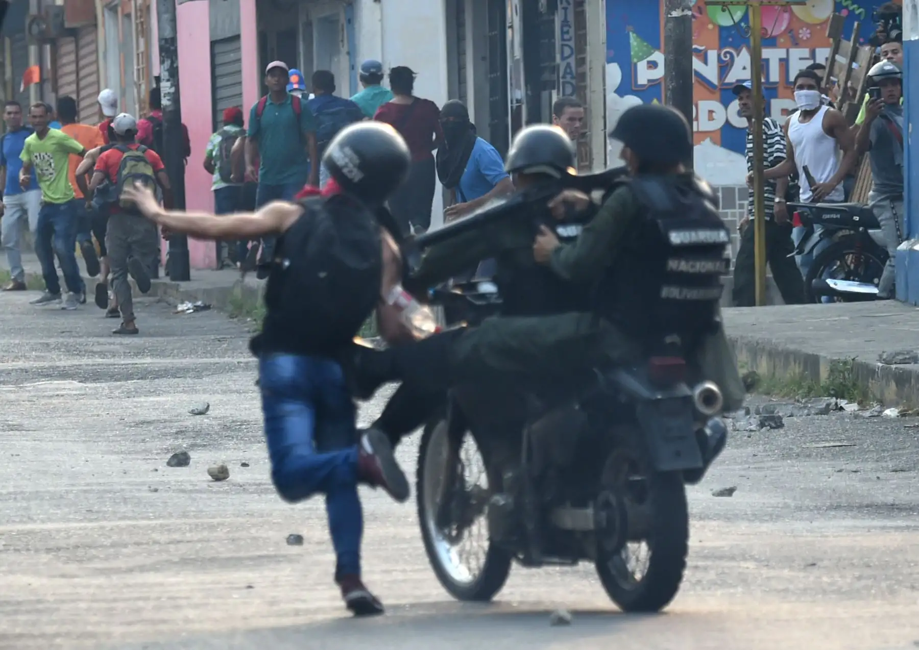 Guardias nacionales venezolanos chocan con manifestantes en la ciudad fronteriza de Ureña luego de que el gobierno de Maduro ordenara cerrar temporalmente la frontera con Colombia. Foto: AFP