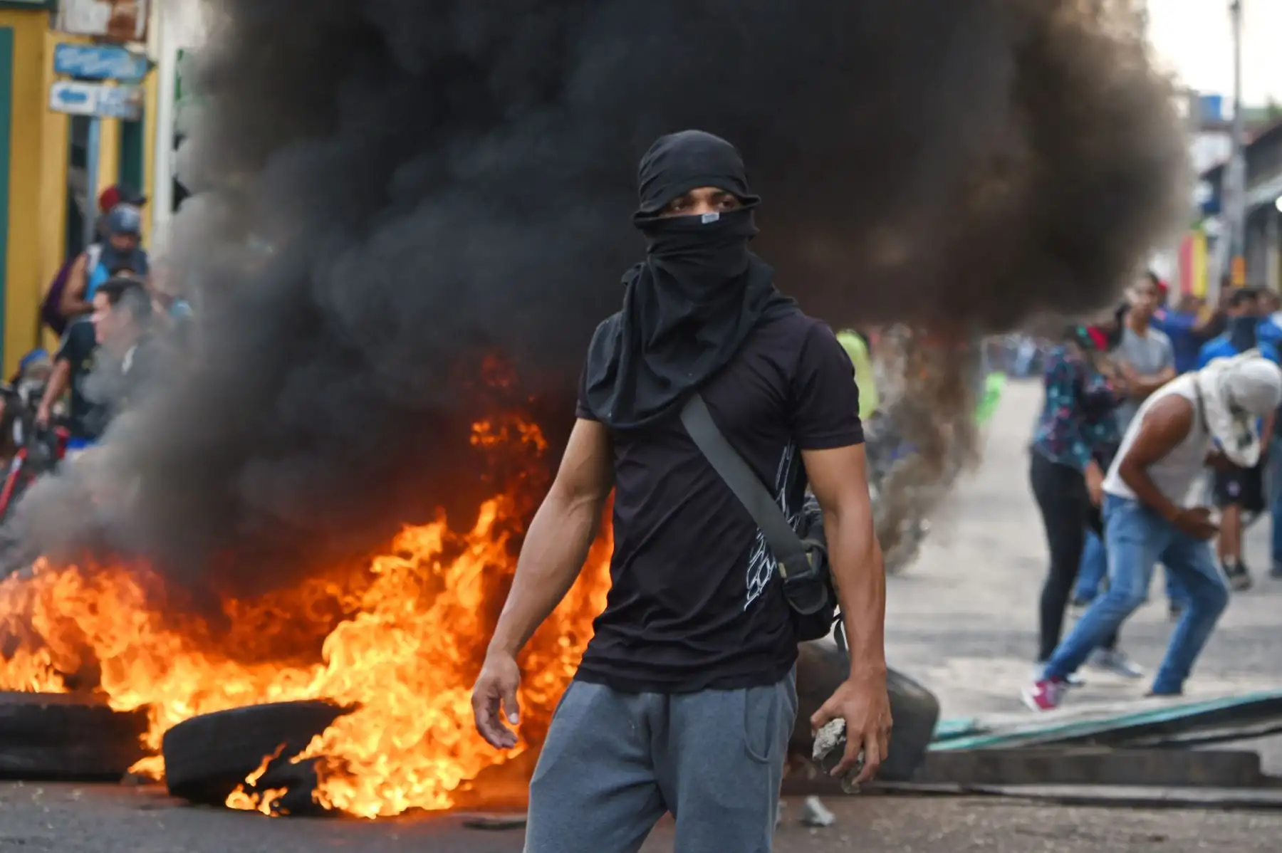 Los venezolanos chocan con guardias nacionales en la ciudad fronteriza de Ureña después de que el gobierno de Maduro ordenara cerrar temporalmente la frontera con Colombia. AFP
