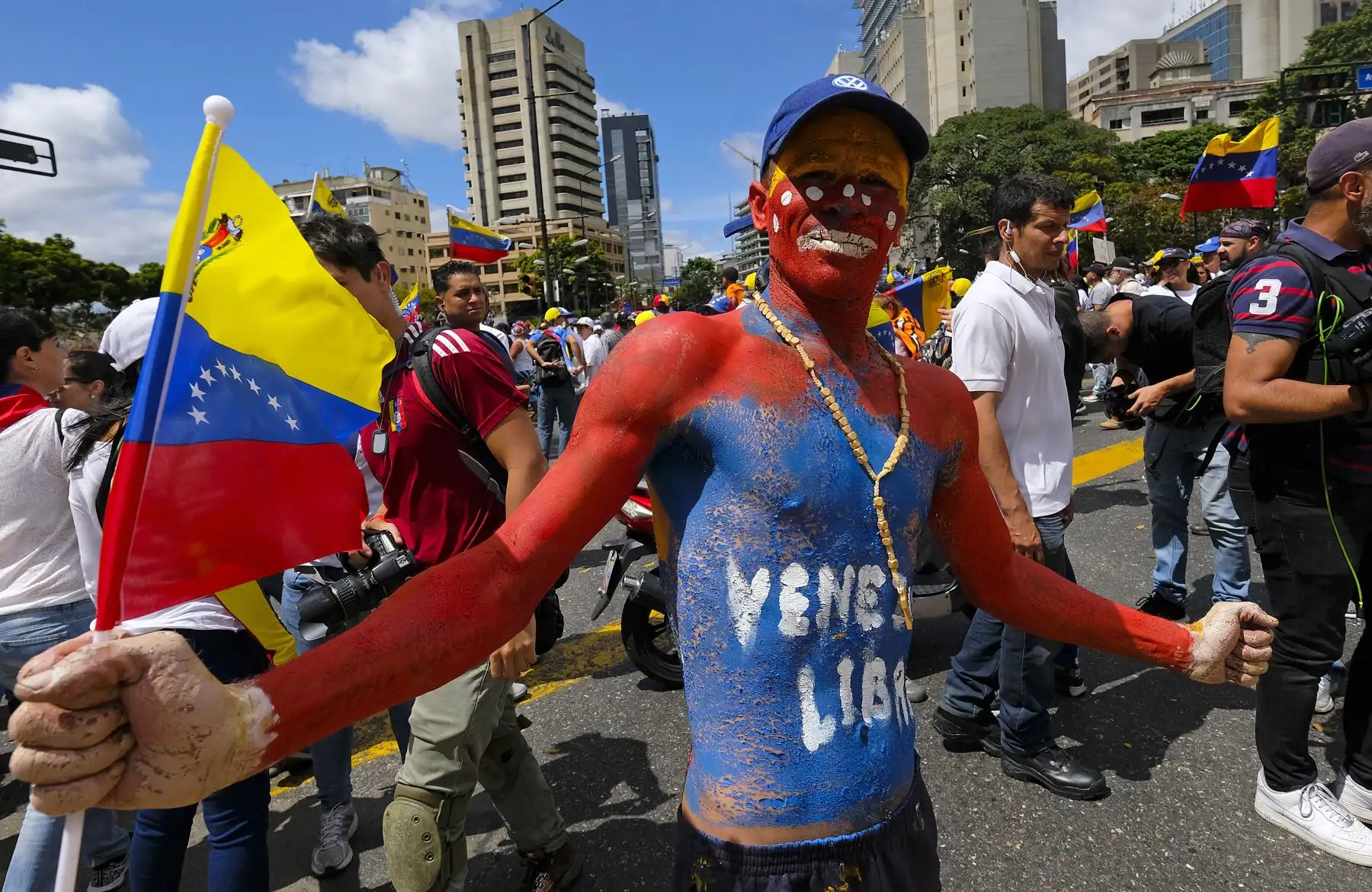 Venezuela se preparó para un enfrentamiento entre los opositores militares y del régimen en la frontera colombiana, cuando el autoproclamado presidente interino Juan Guaido ha jurado La ayuda humanitaria entraría a su país a pesar de un bloqueo. AFP