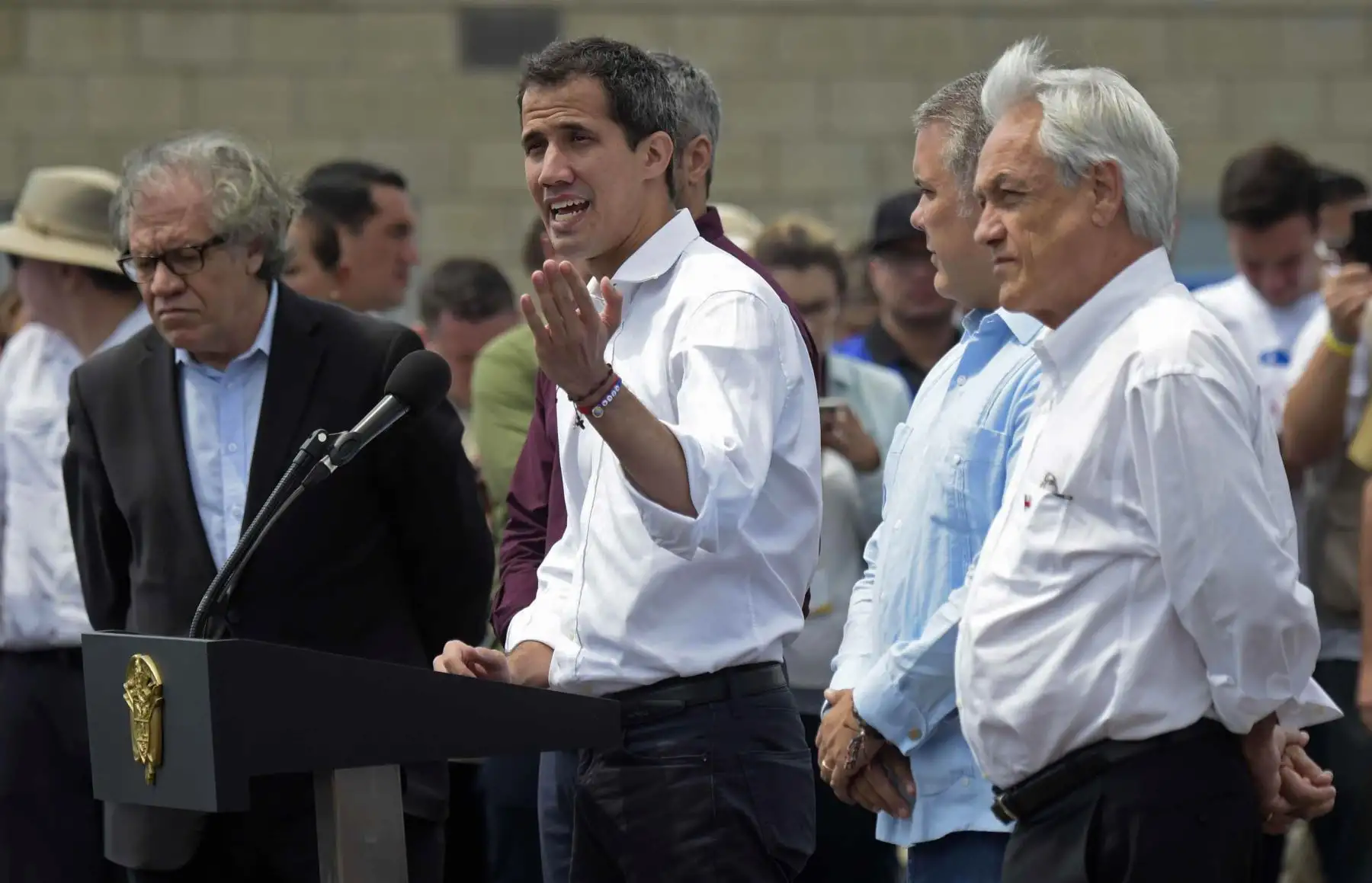 El líder de la oposición venezolana Juan Guaido (C), flanqueado por los presidentes Mario Abdo Benítez (2º-L) de Paraguay, Ivan Duque (2º-R) de Colombia y Sebastián Piñera (R) de Chile, y el Secretario General de la Organización de Estados Americanos, Luis Almagro (L), habla en una ceremonia oficial en Cúcuta en el lado colombiano del Puente Internacional Tienditas antes del intento de cruzar la ayuda humanitaria a través de la frontera con Venezuela. AFP