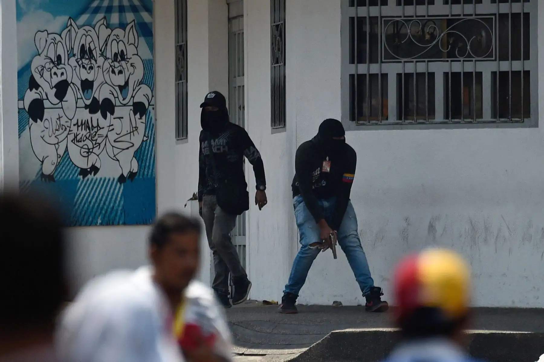 Miembros armados de una milicia pro Maduro intentaron dispersar a los manifestantes de la oposición en San Antonio del Táchira, Venezuela - El líder opositor de Venezuela, Juan Gauido, anunció el sábado que un primer envío de ayuda humanitaria había ingresado a Venezuela a través de su frontera con Brasil. Deying un bloqueo por el presidente Nicolas Maduro. AFP
