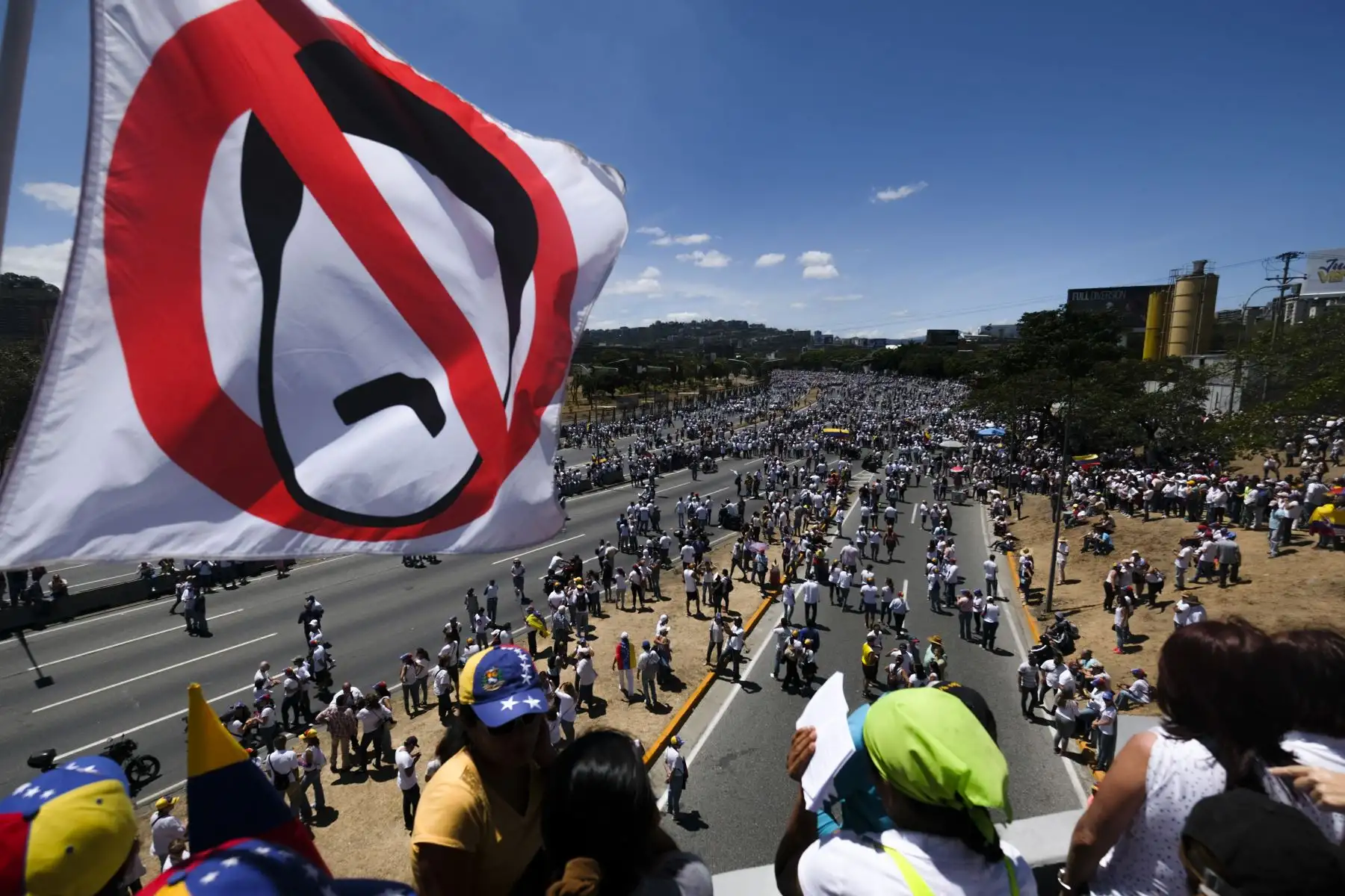 Los partidarios del líder opositor venezolano Juan Guaido participan en una protesta en Caracas. AFP