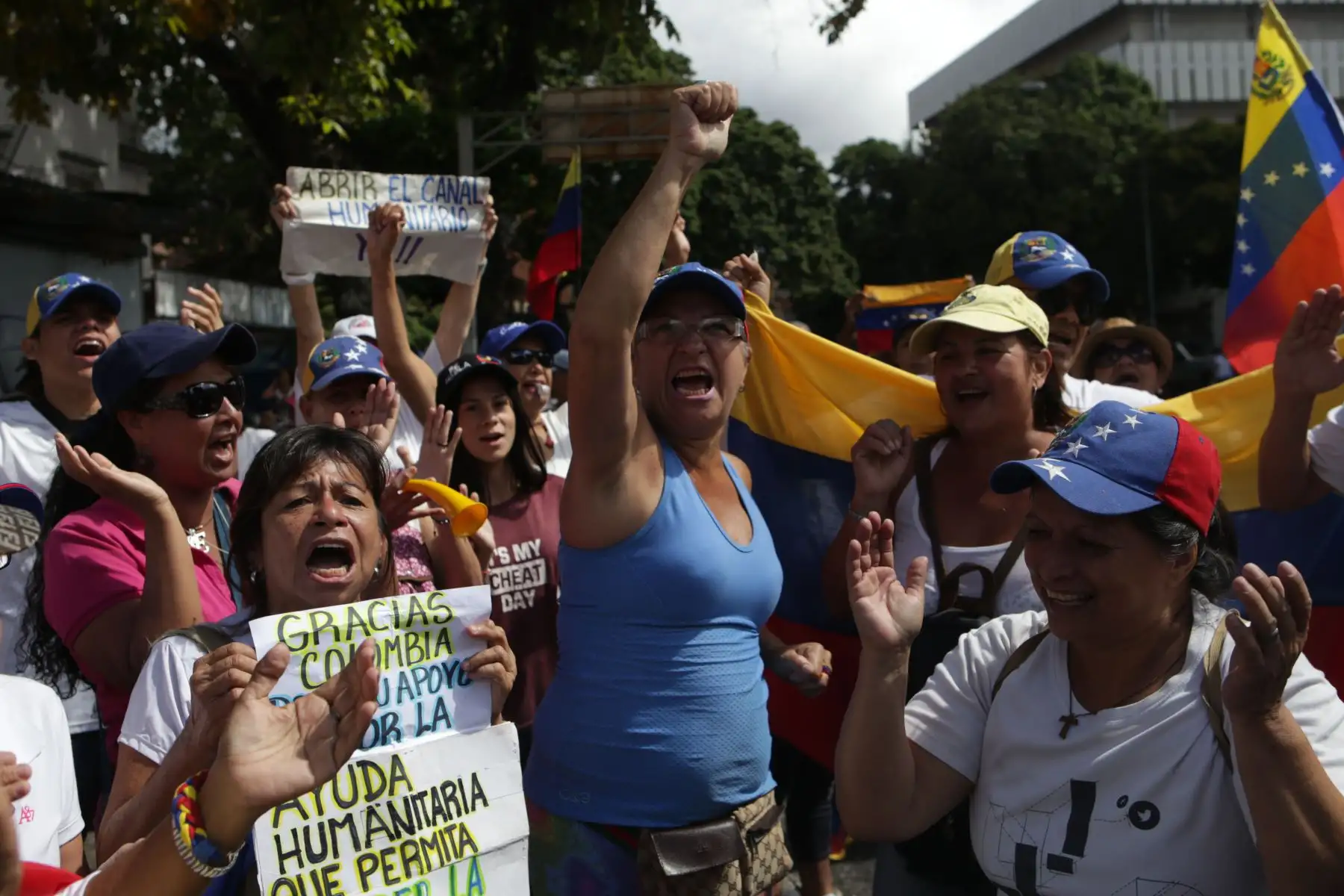 Los partidarios del líder opositor venezolano Juan Guaido participan en una marcha en Caracas. Las fuerzas de seguridad venezolanas lanzaron gas lacrimógeno y balas de goma el sábado para dispersar a una multitud que exige cruzar la frontera entre Venezuela y Colombia, ordenada por el presidente Nicolás Maduro debido a que las tensiones en el país latinoamericano se dispararon antes de la fecha límite de la oposición para traer ayuda humanitaria. AFP