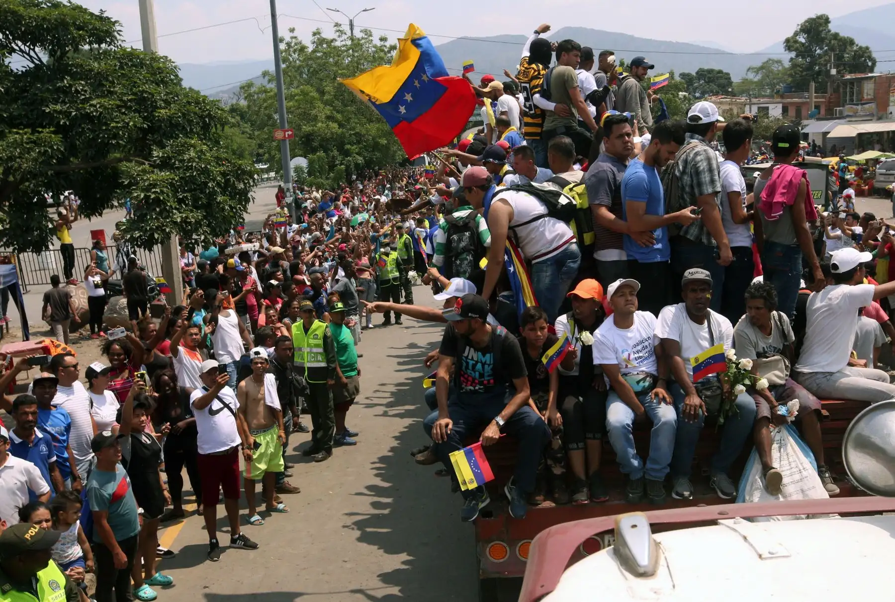 Vista de ciudadanos venezolanos subidos en camiones, este sábado, en Cúcuta (Colombia). Cientos de venezolanos se aglomeran este sábado en el lado colombiano del puente internacional Simón BolÌvar que comunica a Cúcuta con San Antonio, en el estado venezolano de Táchira, para formar un corredor que permita pasar la ayuda humanitaria hacia su paÌs. Foto: EFE