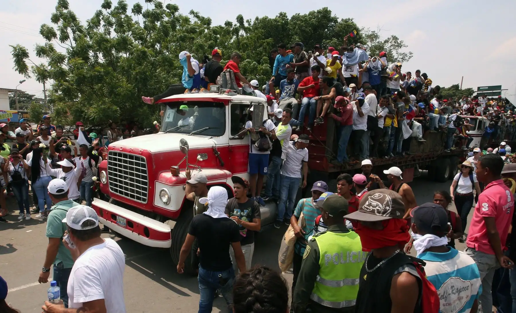 Vista de ciudadanos venezolanos subidos en camiones,  en Cúcuta (Colombia) para permitir el paso de los camiones con ayuda humanitaria. Foto: EFE