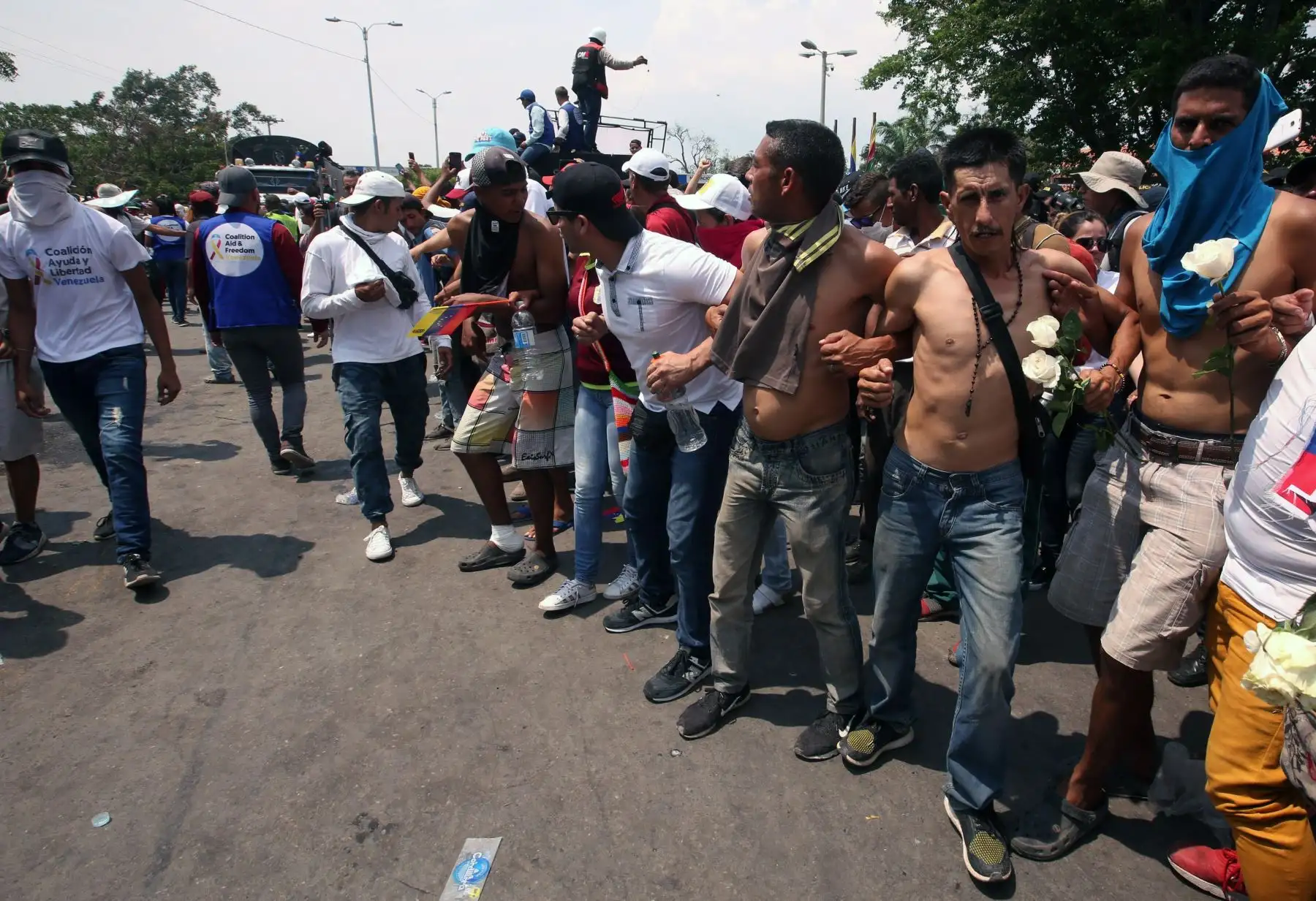 Ciudadanos venezolanos forman un cordón humano,  en Cúcuta (Colombia), para ayudar al paso de los camiones con ayuda humanitaria. EFE