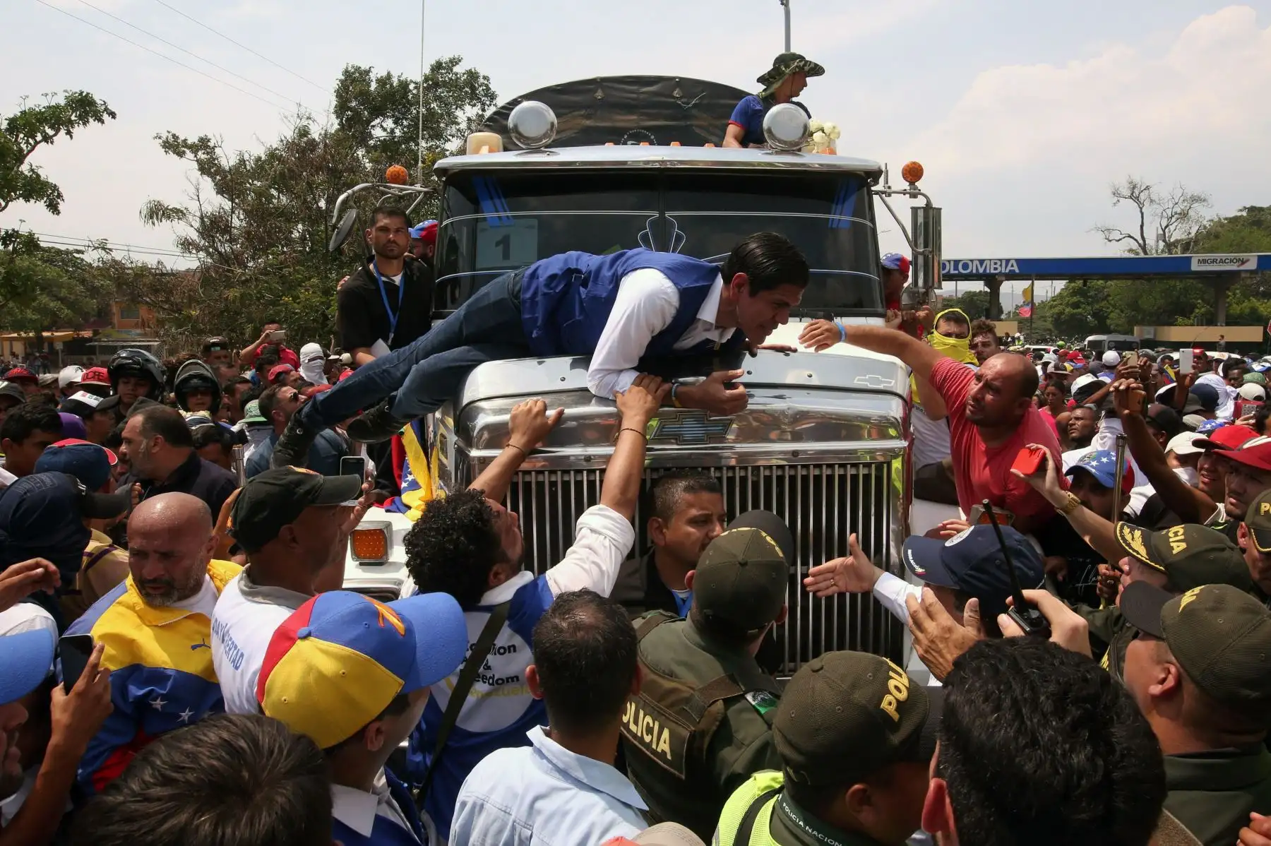 El diputado regional Lester Toledo, representante para la asistencia humanitaria del presidente interino de Venezuela, Juan Guaido, se sube a un camión, en Cúcuta (Colombia), para permitir su paso en la frontera. EFE