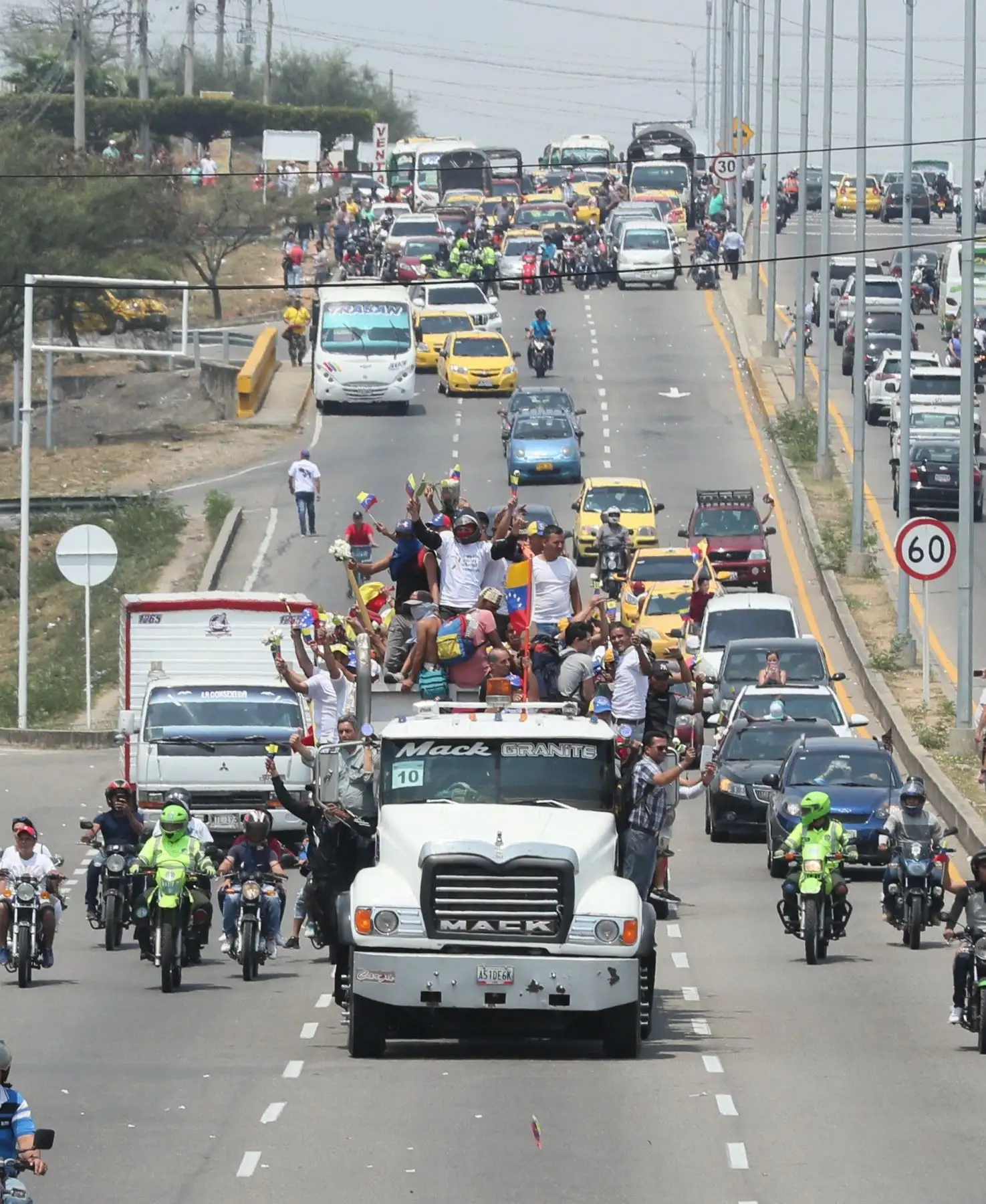 Cientos de venezolanos se aglomeran este s·bado en el lado colombiano del puente internacional Simón BolÌvar que comunica a Cúcuta con San Antonio, en el estado venezolano de Tachira, para formar un corredor que permita pasar la ayuda humanitaria hacia su paÌs. EFE
