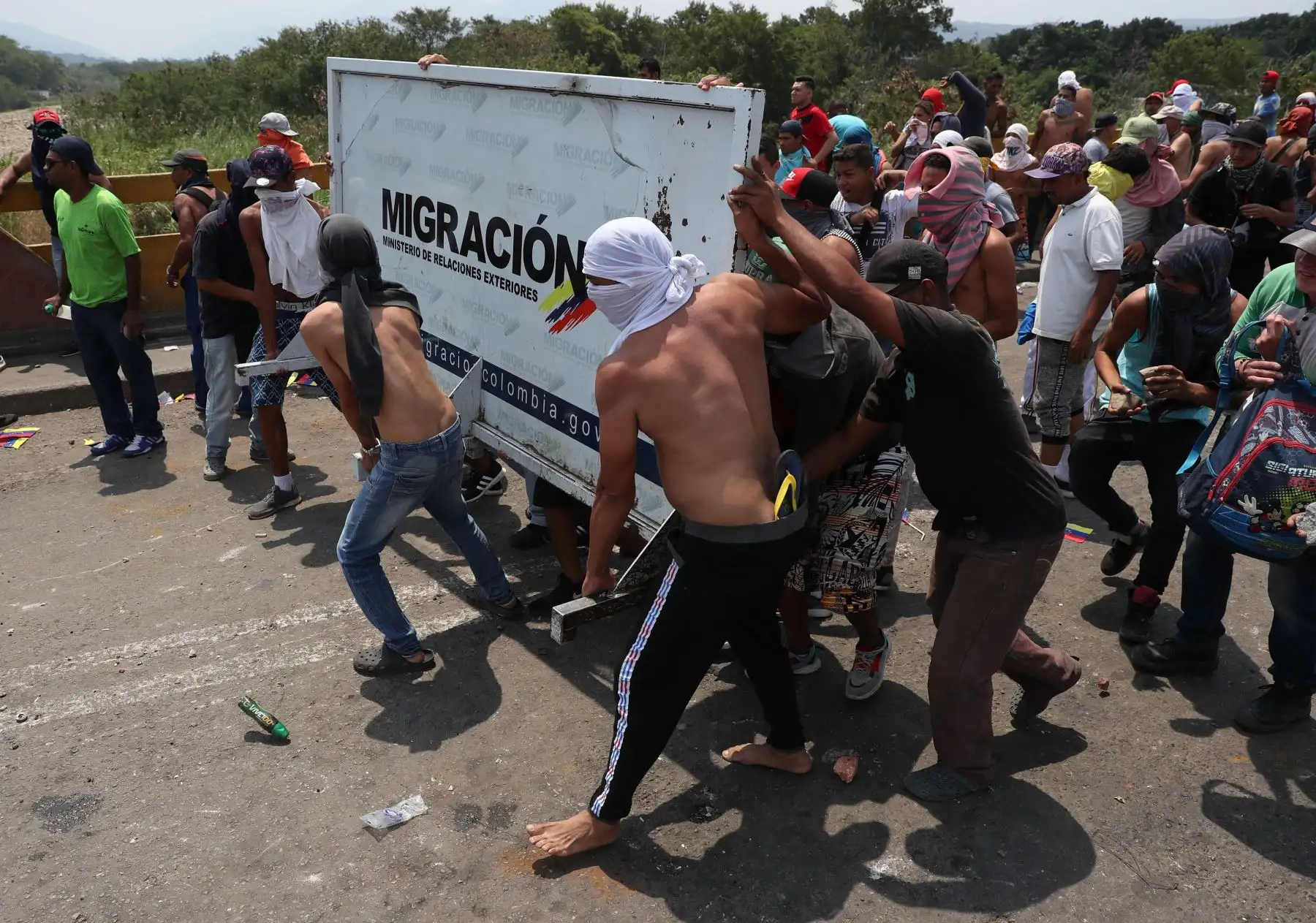 Ciudadanos se enfrentan con la PolicÌa venezolana en el Puente Internacional SimÛn BolÌvar, este s·bado, en C˙cuta (Colombia). La PolicÌa venezolana impidiÛ este s·bado el paso del cordÛn humanitario que pretendÌa acompaÒar desde la ciudad colombiana de C˙cuta a varios camiones con ayuda humanitaria para Venezuela por el fronterizo Puente Internacional SimÛn BolÌvar. EFE