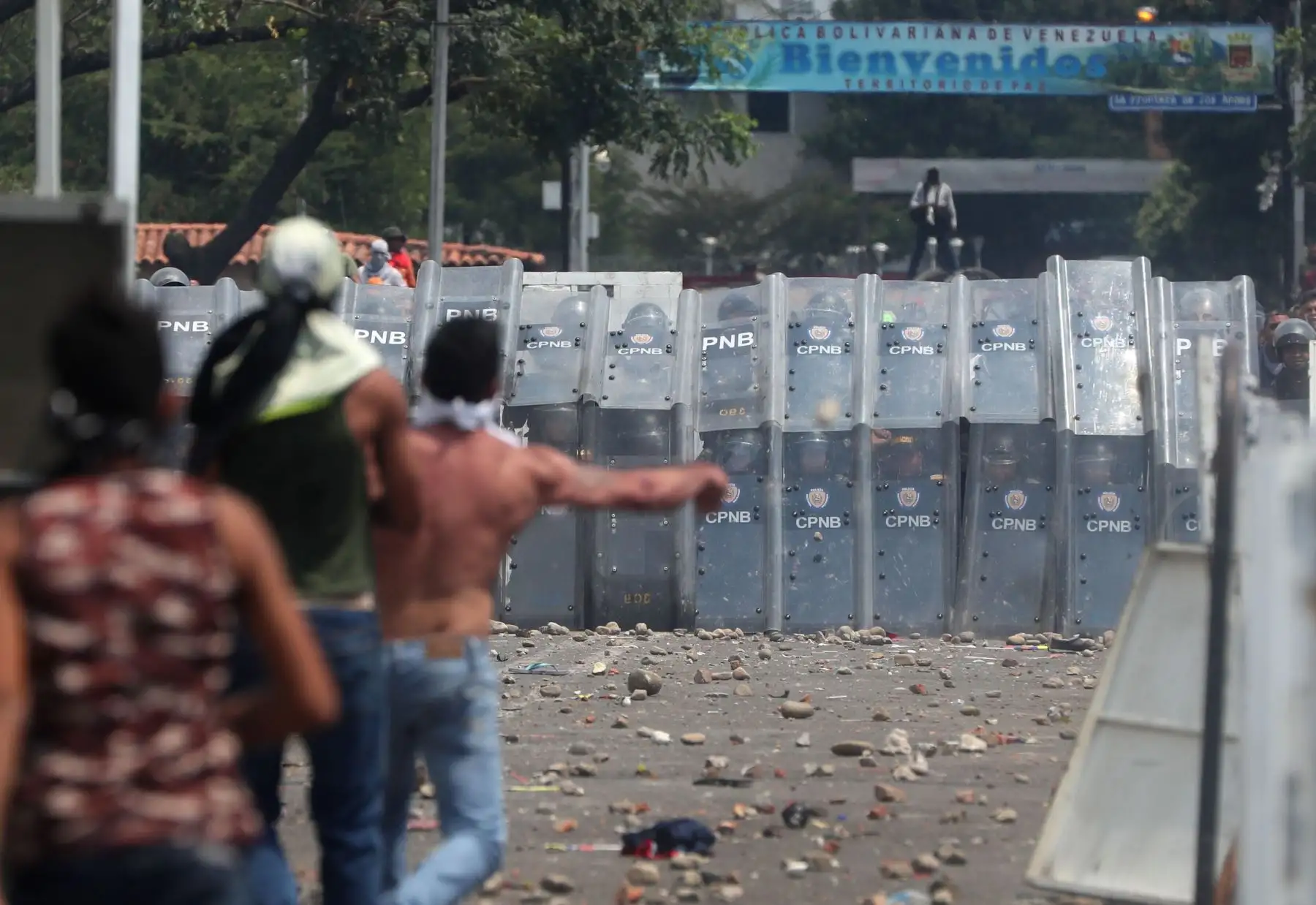 Ciudadanos se enfrentan con la PolicÌa venezolana en el Puente Internacional SimÛn BolÌvar, este s·bado, en C˙cuta (Colombia). La PolicÌa venezolana impidiÛ este s·bado el paso del cordÛn humanitario que pretendÌa acompaÒar desde la ciudad colombiana de C˙cuta a varios camiones con ayuda humanitaria para Venezuela por el fronterizo Puente Internacional SimÛn BolÌvar. EFE