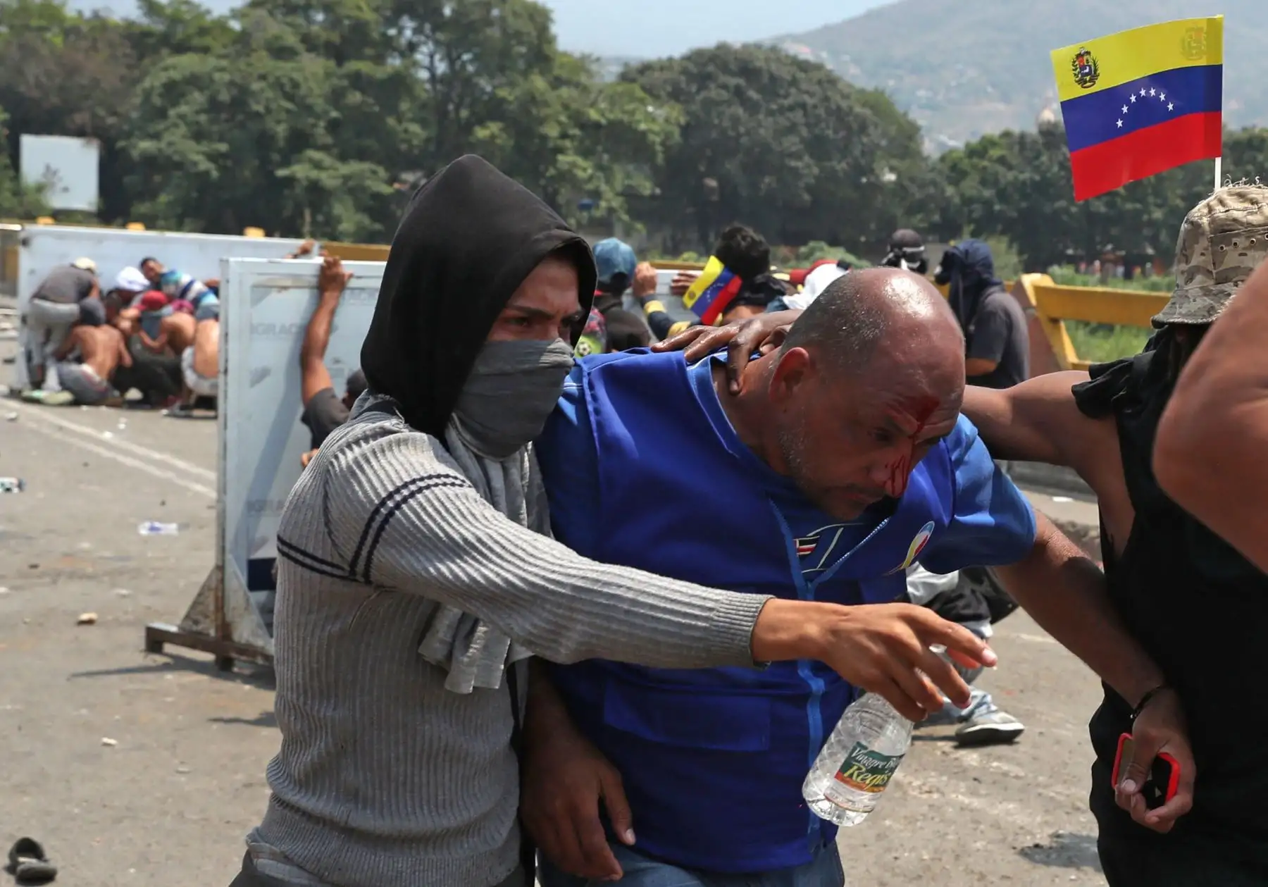 Un herido es socorrido durante los enfrentamientos que se registran en el Puente Internacional SimÛn BolÌvar, este s·bado, en C˙cuta (Colombia). EFE