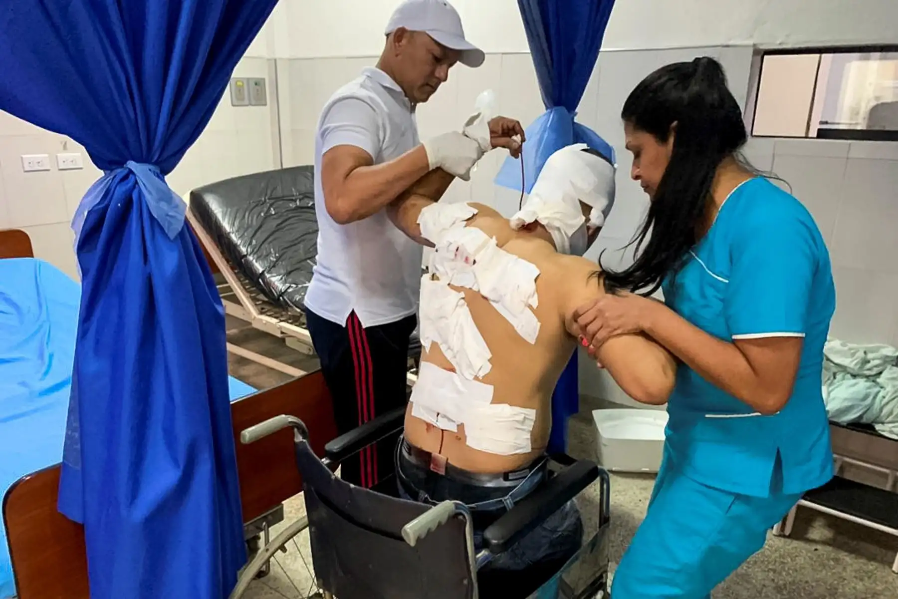 Un manifestante contrario al Gobierno de Maduro es atendido en el Centro de Especialidades Médicas tras los enfrentamientos entre manifestantes y la Guardia Nacional Bolivariana,  en el municipio venezolano de UreOña, fronterizo con Colombia (Venezuela). Una veintena de lesionados ha dejado los enfrentamientos entre manifestantes y la Guardia Nacional Bolivariana en la población venezolana de Ureña, en medio de las protestas por el bloqueo del paso entre los dos paÌses, en la misma jornada en que se prevée