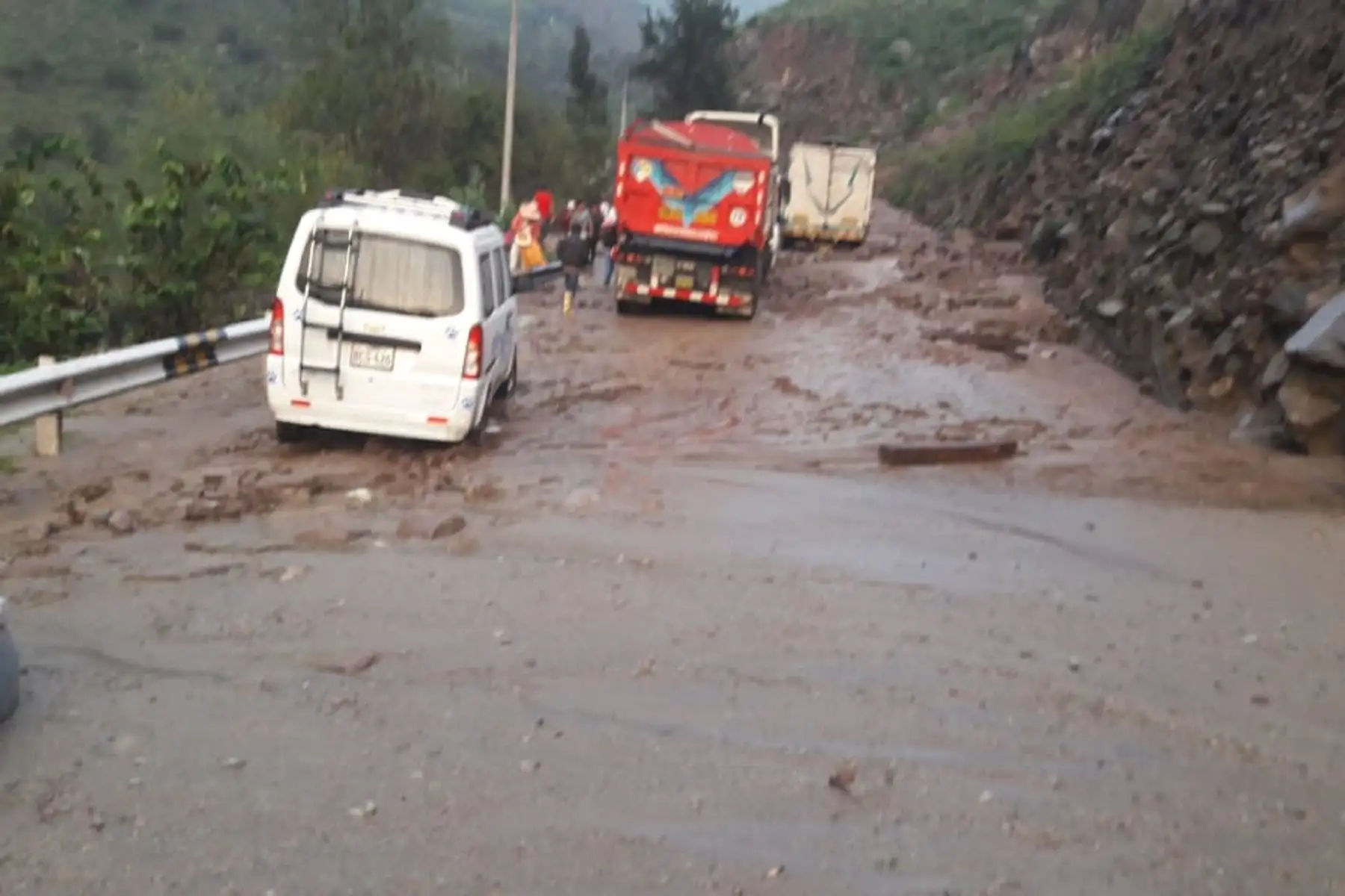 Desborde cerca de la localidad de Songos, en la Carretera Central. Foto: Deviandes.