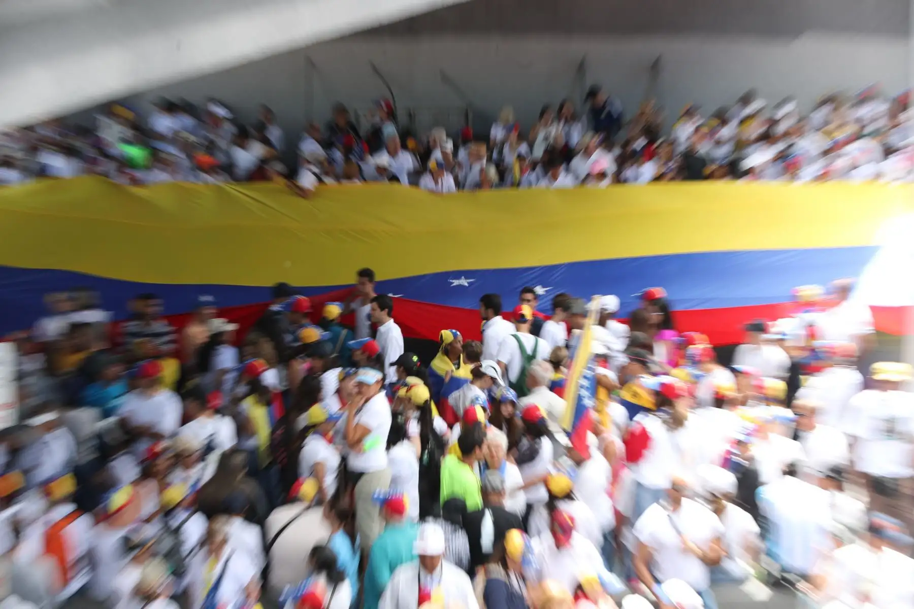 Personas participan  en una manifestación a favor del ingreso de ayuda humanitaria a Venezuela, en Caracas . Foto: EFE