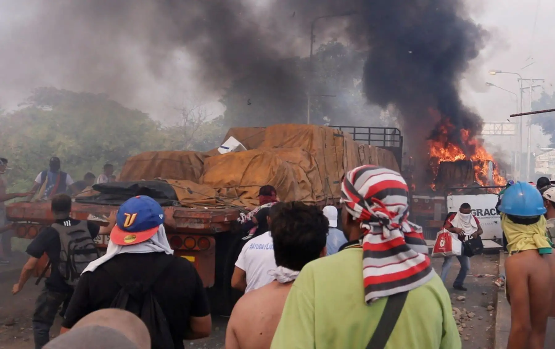 Vista general de uno de los camiones con cargamentos de la ayuda humanitaria que fueron quemados,  en Ureña (Venezuela). Dos camiones con ayuda humanitaria solicitada por la oposición fueron quemados por la PolicÌa Nacional Bolivariana en el lado venezolano del puente Francisco de Paula Santander, que conecta al paÌs con Colombia, denunció la diputada Gaby Arellano. EFE