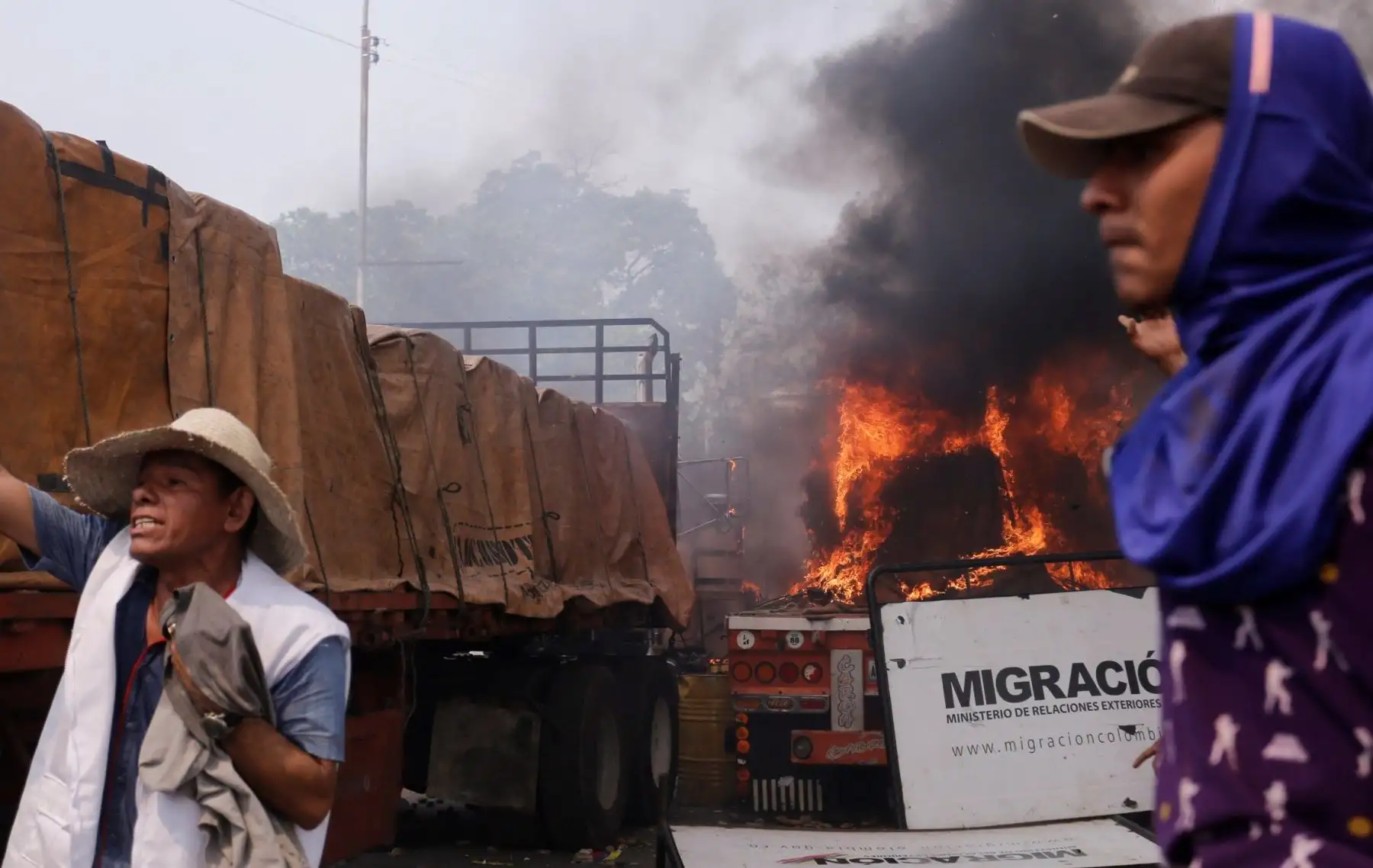 Vista general de uno de los camiones con cargamentos de la ayuda humanitaria que fueron quemados,  en Ureña (Venezuela). EFE