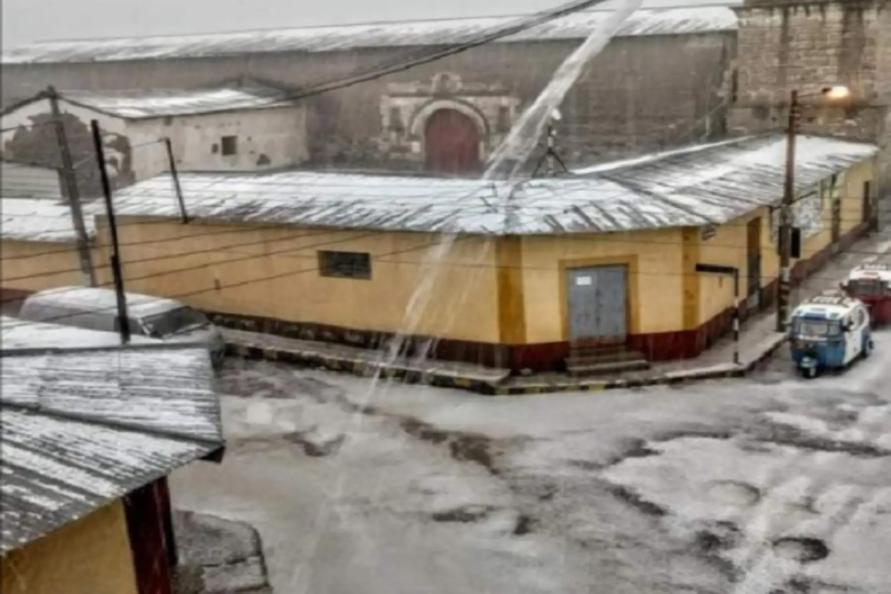 Intensa lluvia y la caída de granizo ocasionaron el desborde de la acequia Malayo, en la región Ayacucho, que afectó  viviendas ubicadas en el jirón Arica, distrito de Puquio, provincia de Lucanas, encontrando el cuerpo de una persona fallecida por hipotermia, informó el Instituto Nacional de Defensa Civil (Indeci).