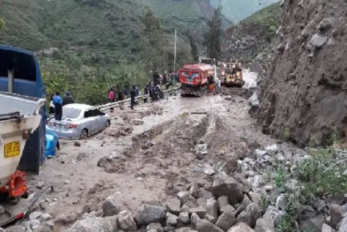 Personal de Deviandes continúa limpiando el kilómetro 61 de la Carretera Central, donde el pase está restringido a causa de los derrumbes registrados la tarde de ayer.