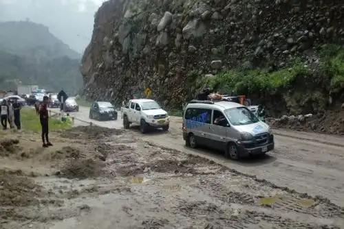 Gracias a la labor del personal de Deviandes, se devolvió la transitabilidad en ambos sentidos a la Carretera Central, que fue interrumpida en varios tramos, a la altura de la provincia de Huarochirí, región Lima, debido a derrumbes de lodo y piedra que se produjo ayer.